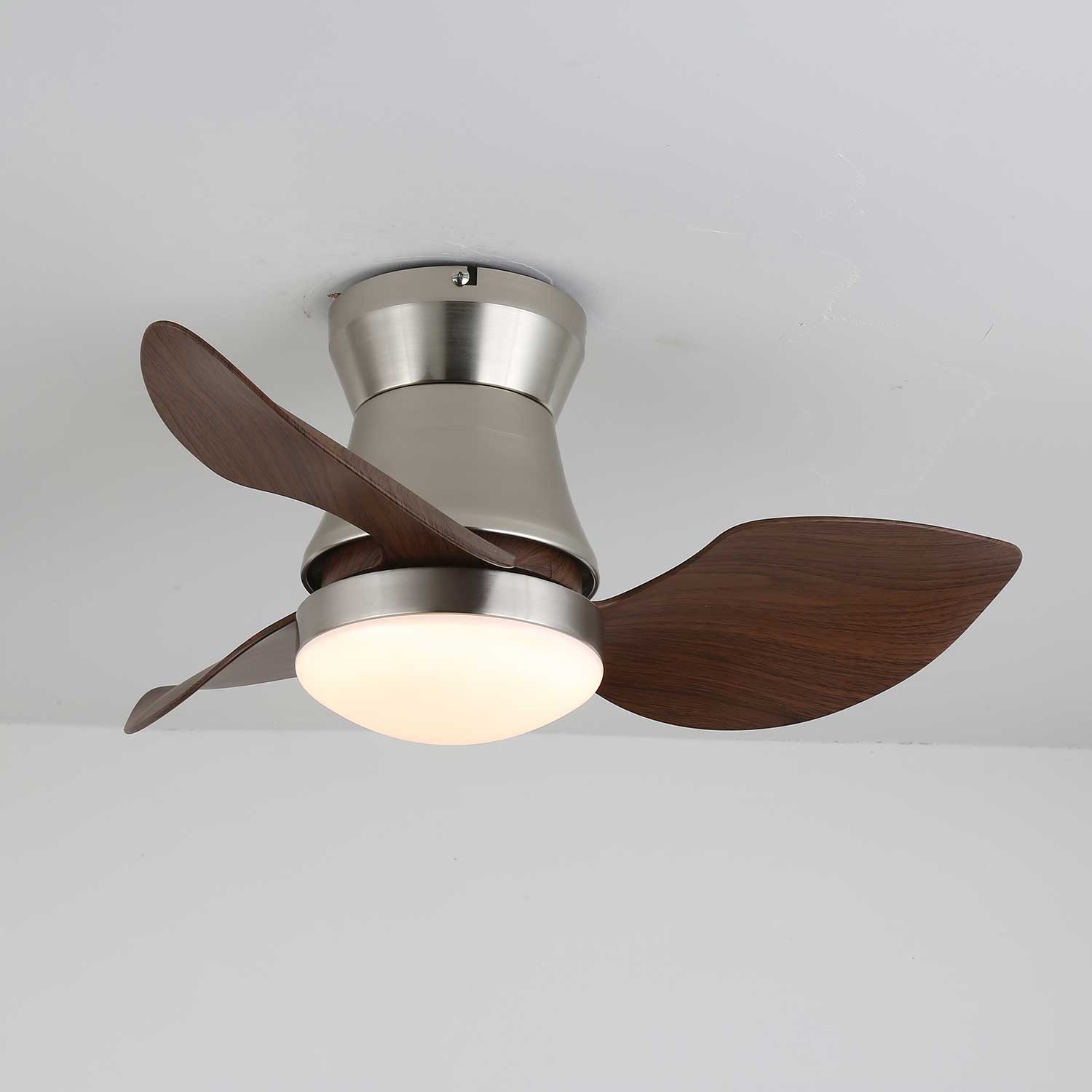 Ventilatore da Soffitto Airlume con Luce e il suo telecomando portatile.
