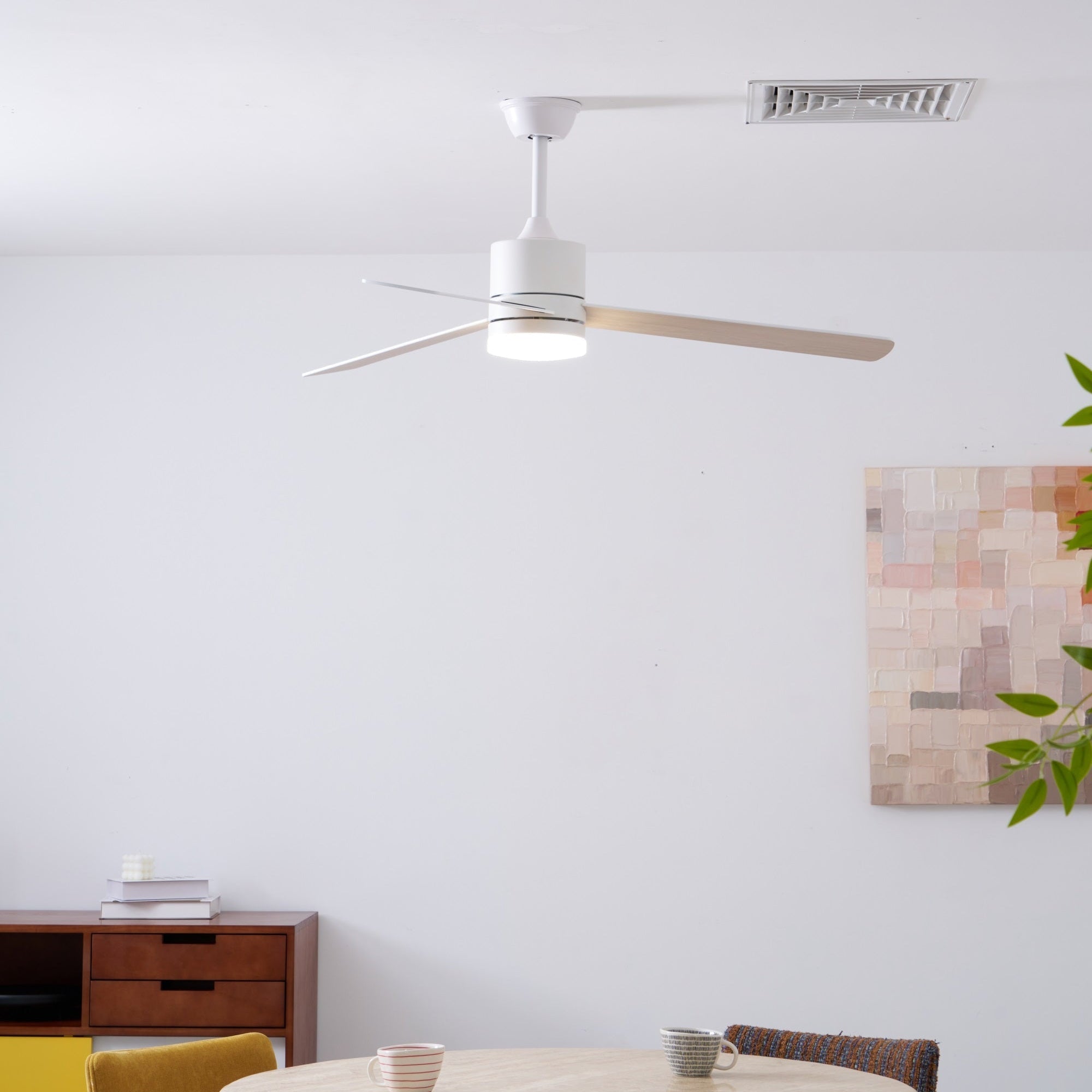 Dettaglio della costruzione della struttura metallica del ventilatore con luce.