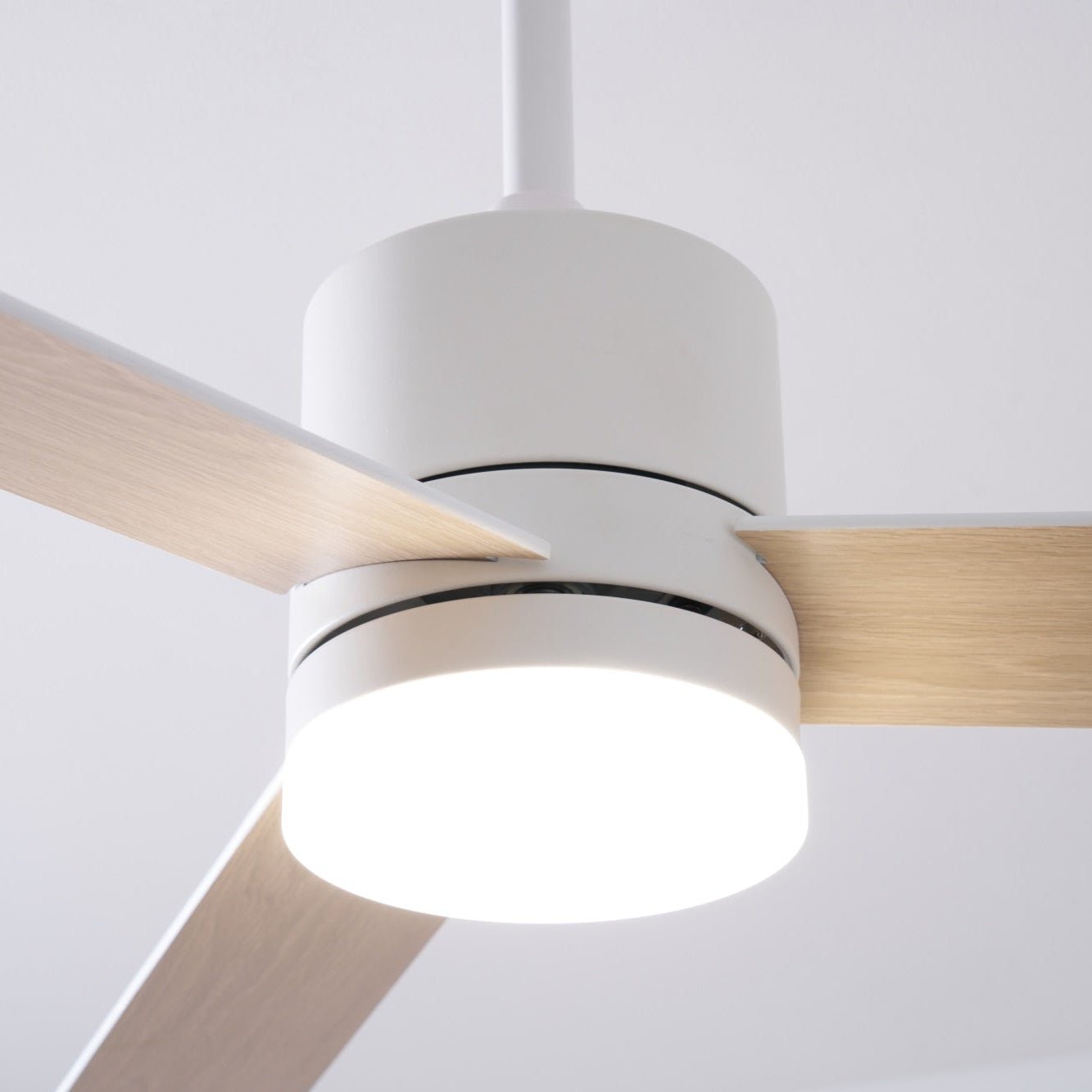 Ventilatore da soffitto con luce Lennox Drift in un ambiente diverso, forse una camera da letto.