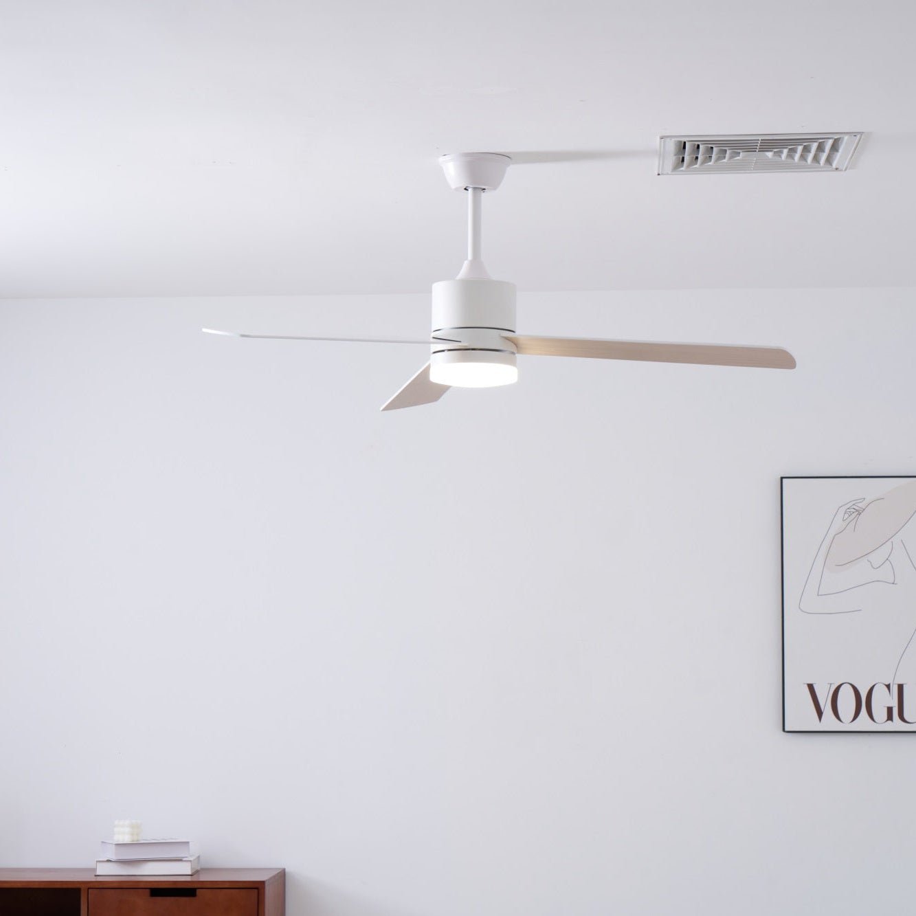 Ventilatore Lennox Drift con la luce spenta, che ne mostra l'estetica come ventilatore.