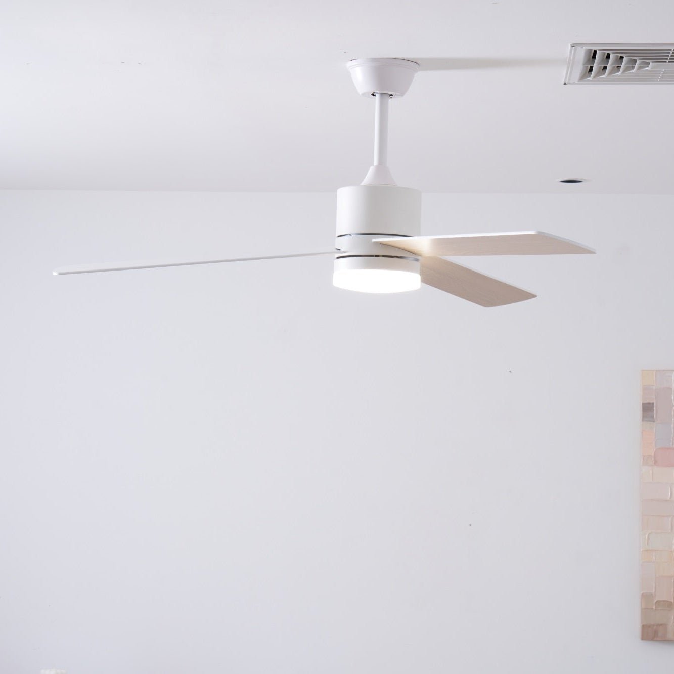 Primo piano delle pale in legno di sicomoro del ventilatore Lennox Drift.