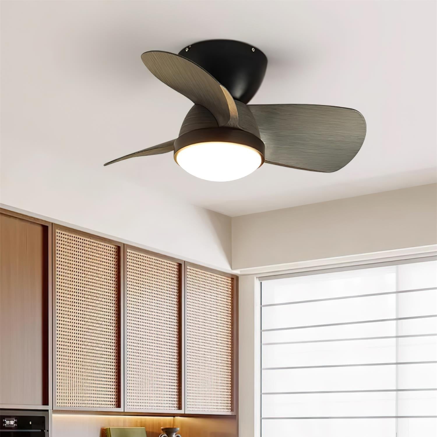 Ventilatore da soffitto Ventra con luce che mette in mostra il suo design minimalista