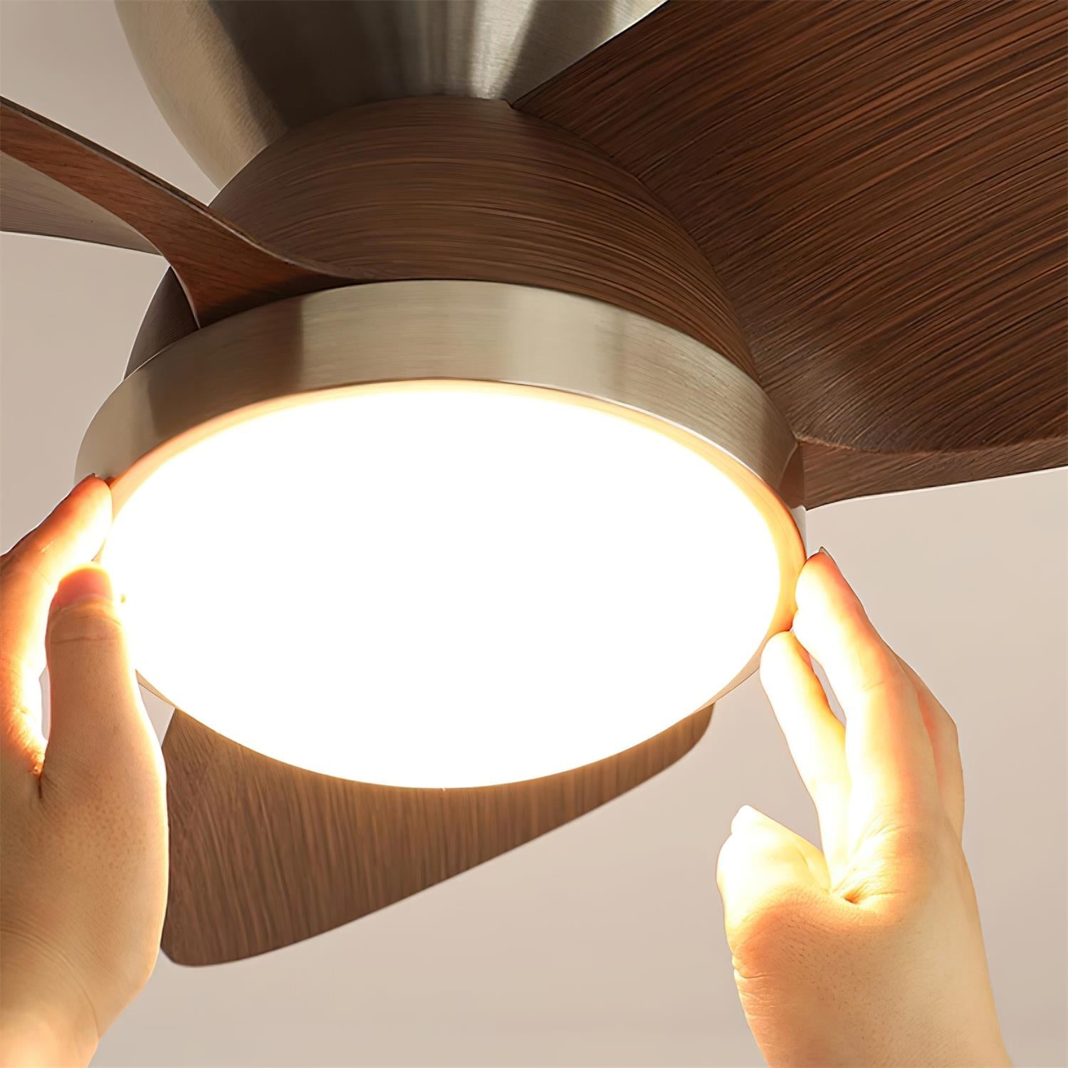 Ventilatore da soffitto Ventra con luce in un interno contemporaneo