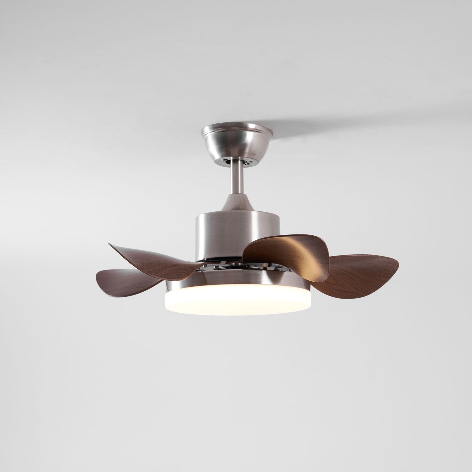 Ventilatore da soffitto Alenya contemporaneo con luce, visto dal basso
