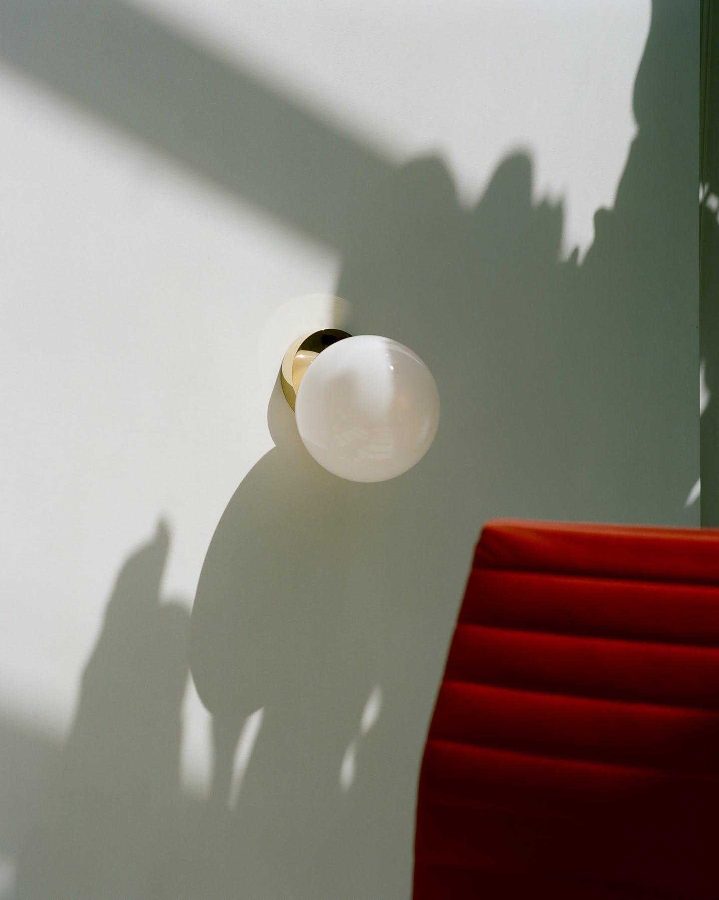 Tip of The Tongue Wall Lamp - Blowlighting