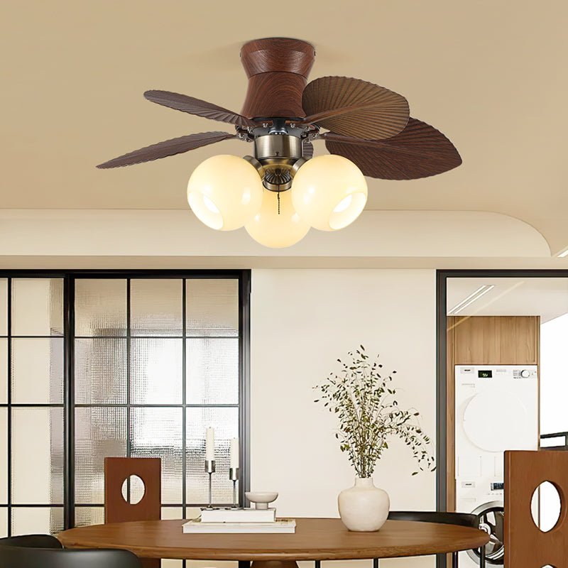 Ventilatore da soffitto con luce Walden Oak in una zona pranzo