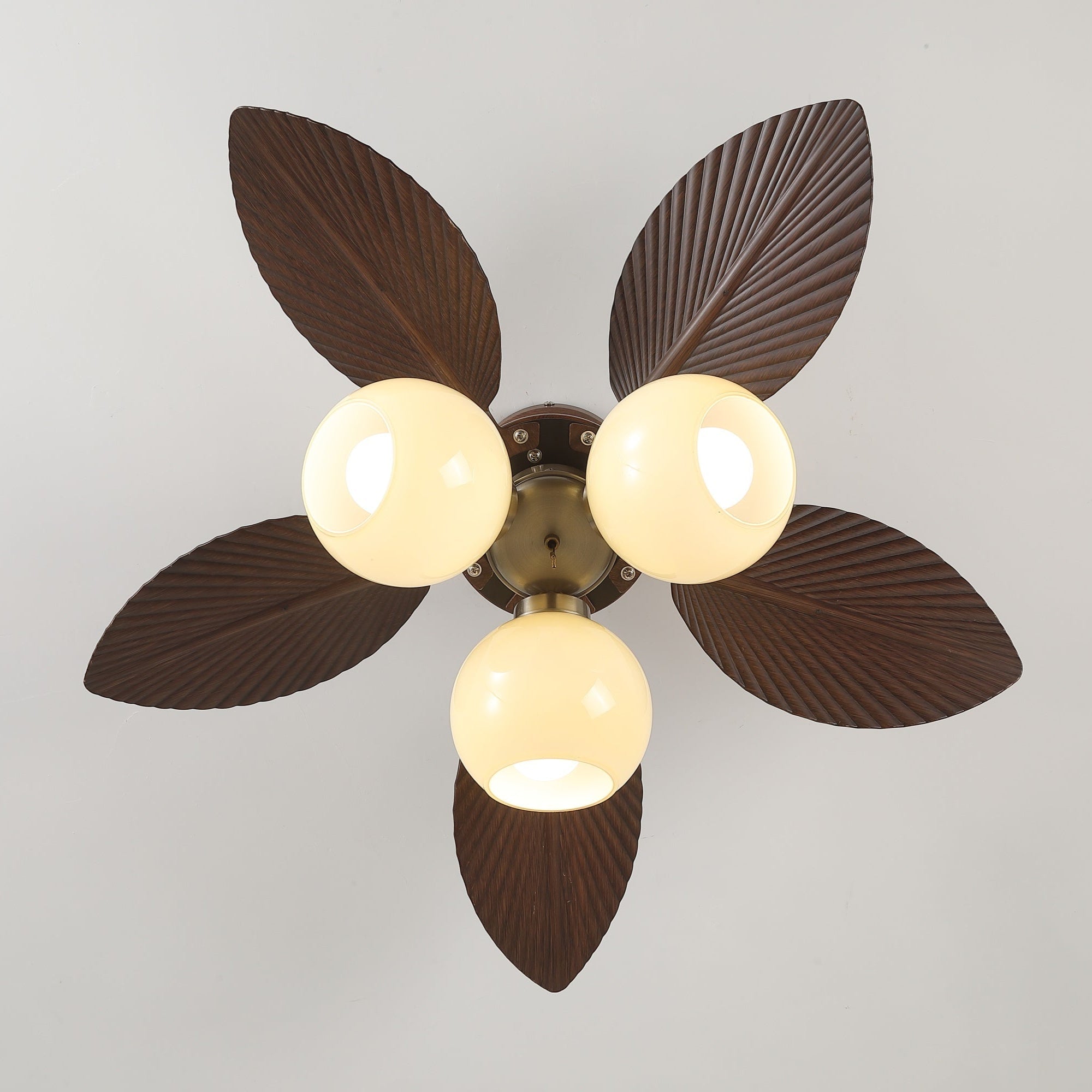 Ventilatore da soffitto con luce Walden Oak che mostra il materiale delle pale in ABS
