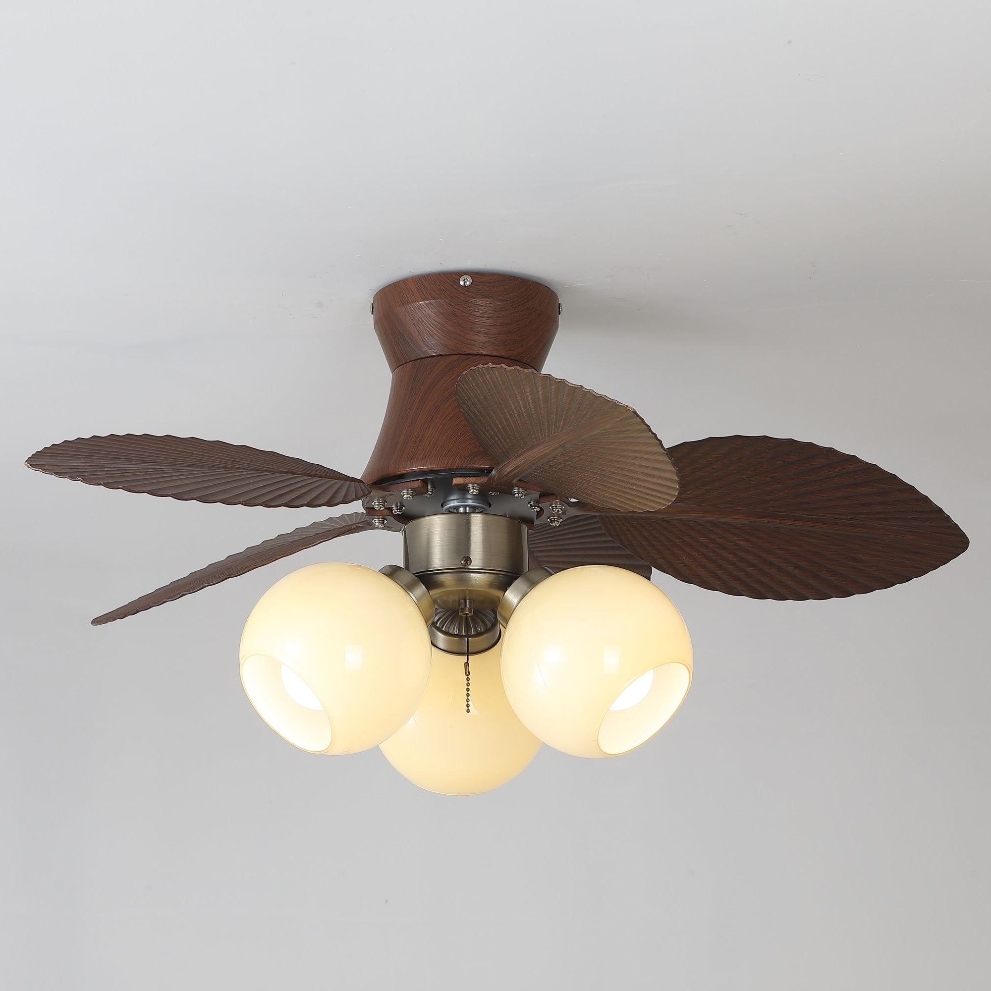 Ventilatore da soffitto con luce Walden Oak in un ufficio domestico contemporaneo