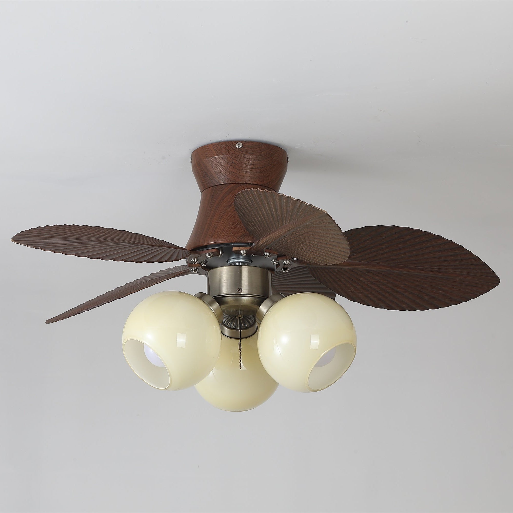 Ventilatore da soffitto con luce Walden Oak in finitura noce, vista frontale