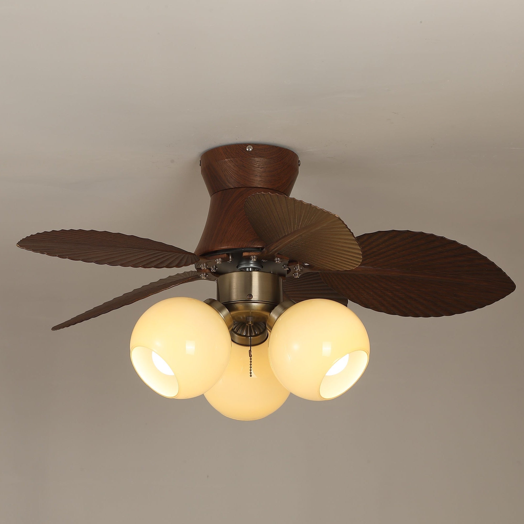 Ventilatore da soffitto con luce Walden Oak con pale estese, vista angolata