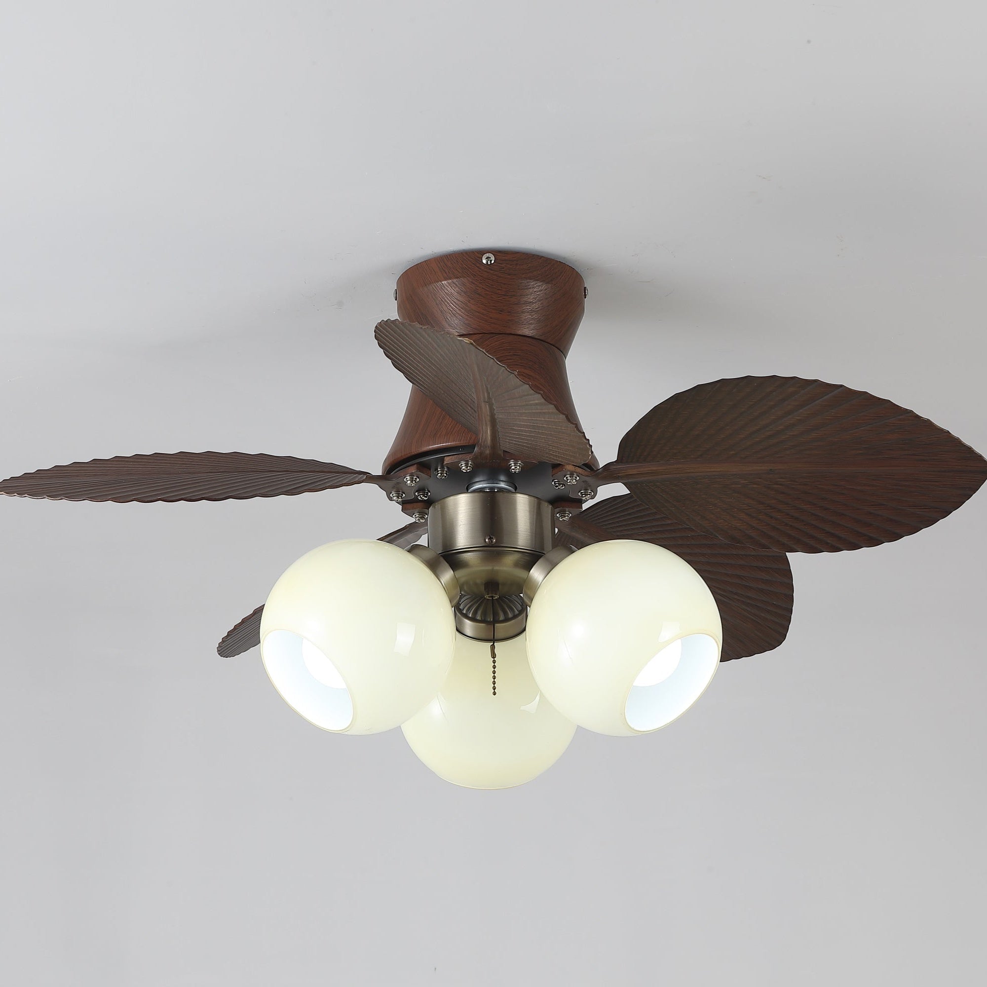 Ventilatore da soffitto con luce Walden Oak in un ambiente soggiorno moderno