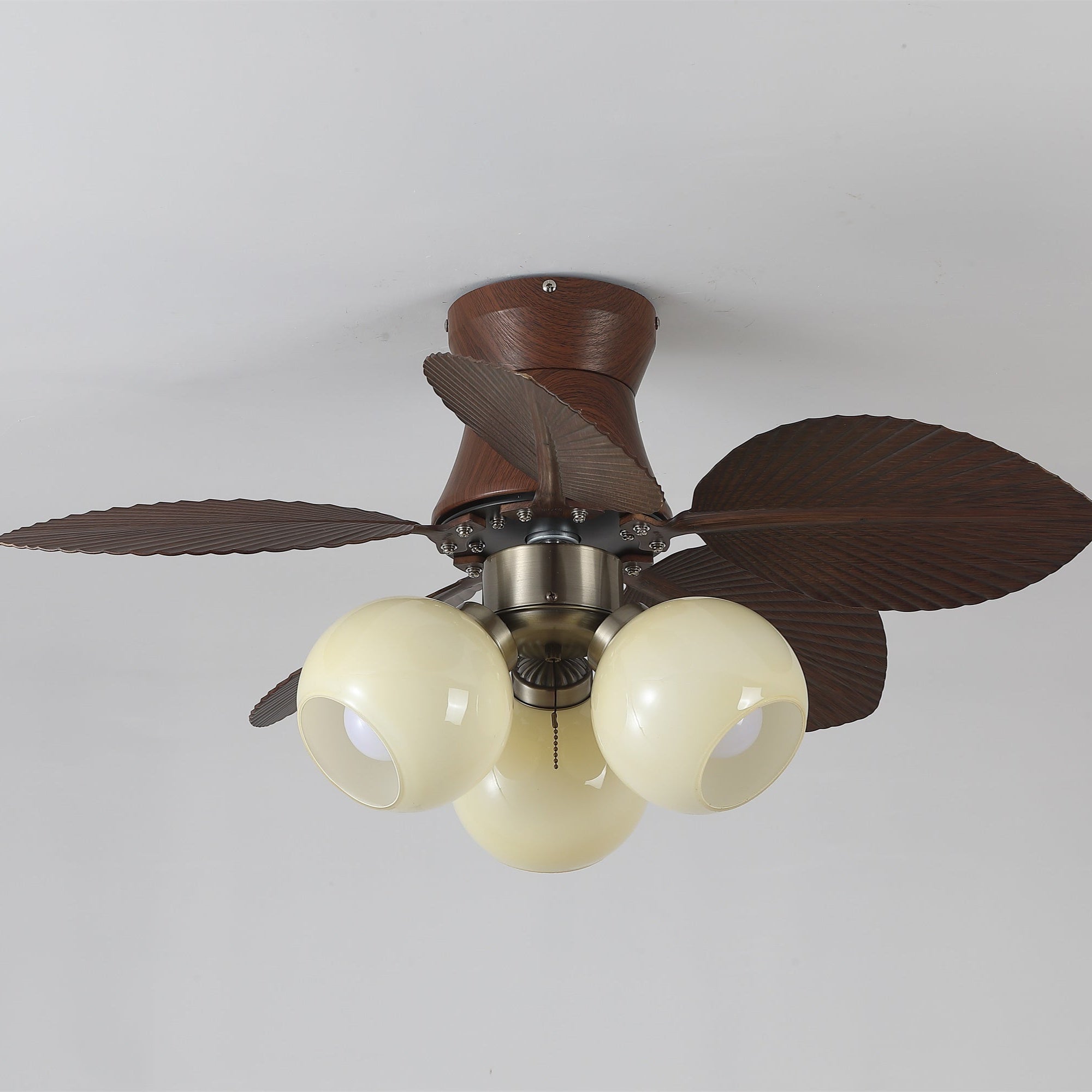 Ventilatore da soffitto con luce Walden Oak mostrato con telecomando