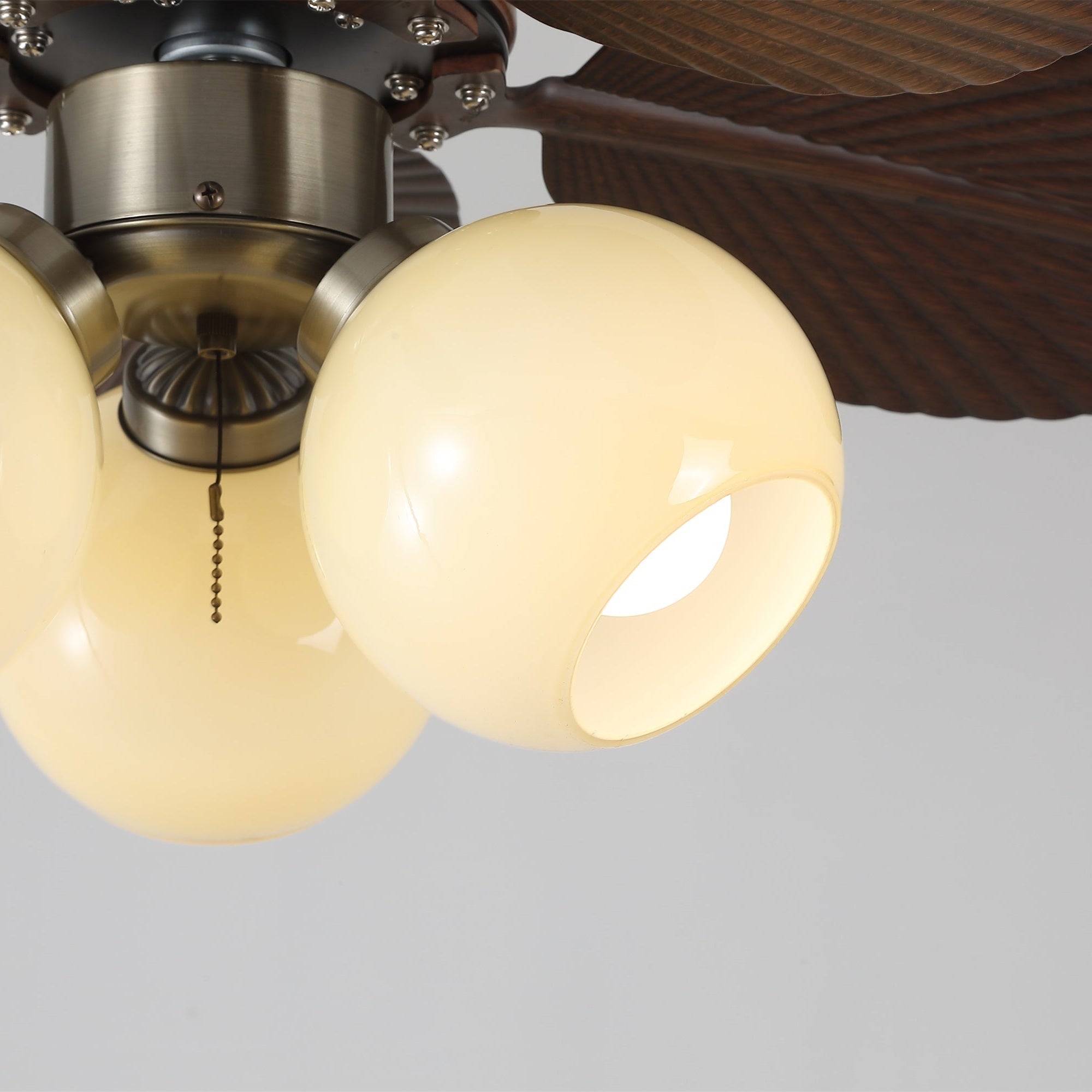 Vista laterale del ventilatore da soffitto con luce Walden Oak che mostra le pale color noce