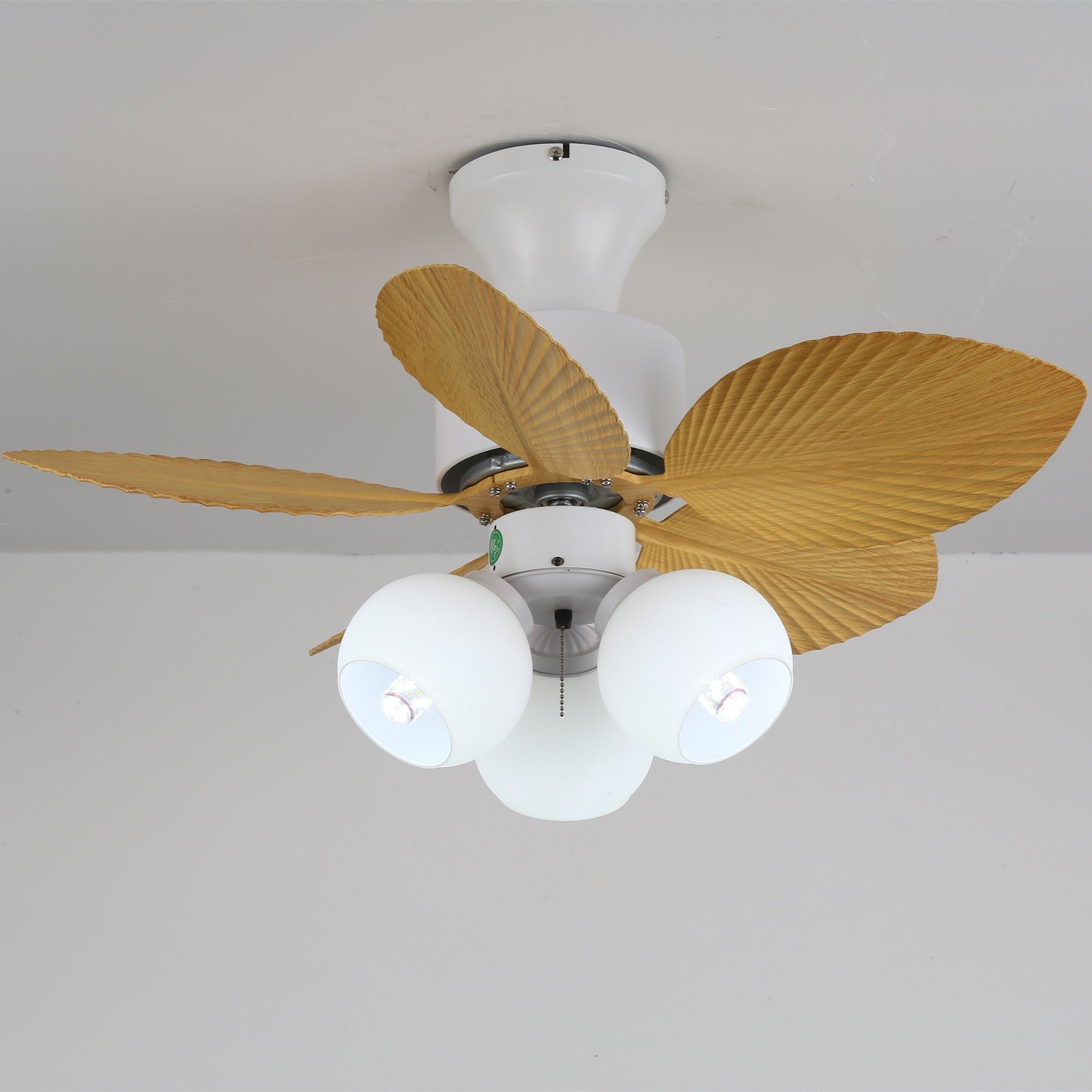 Ventilatore da soffitto con luce Marvella in legno vintage in una stanza luminosa e ariosa