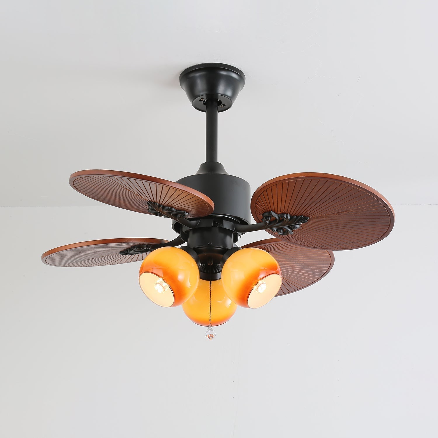 Ventilatore Solara (Modello F, 132cm) con paralume bianco.