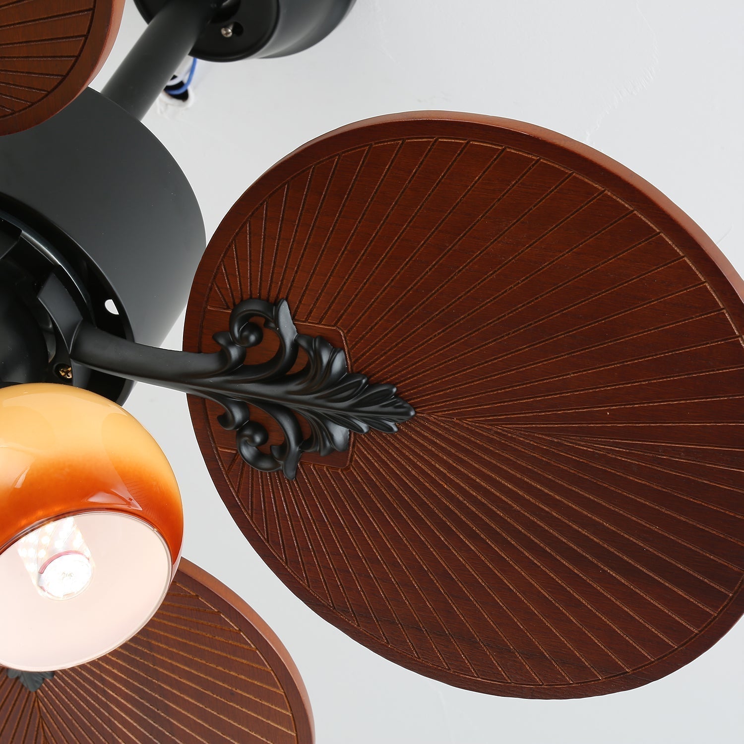 Vista angolata del ventilatore Solara, che evidenzia il suo design unico delle pale.