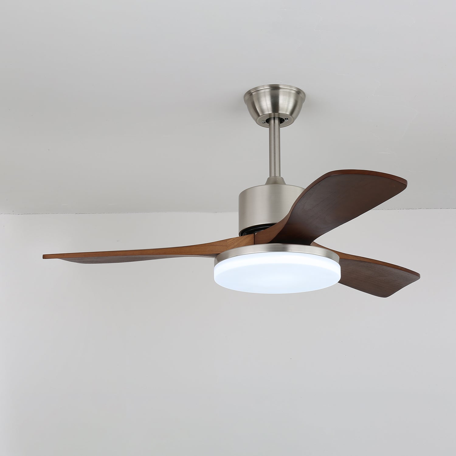 Ventilatore da Soffitto Selora con luce in finitura Legno di Noce