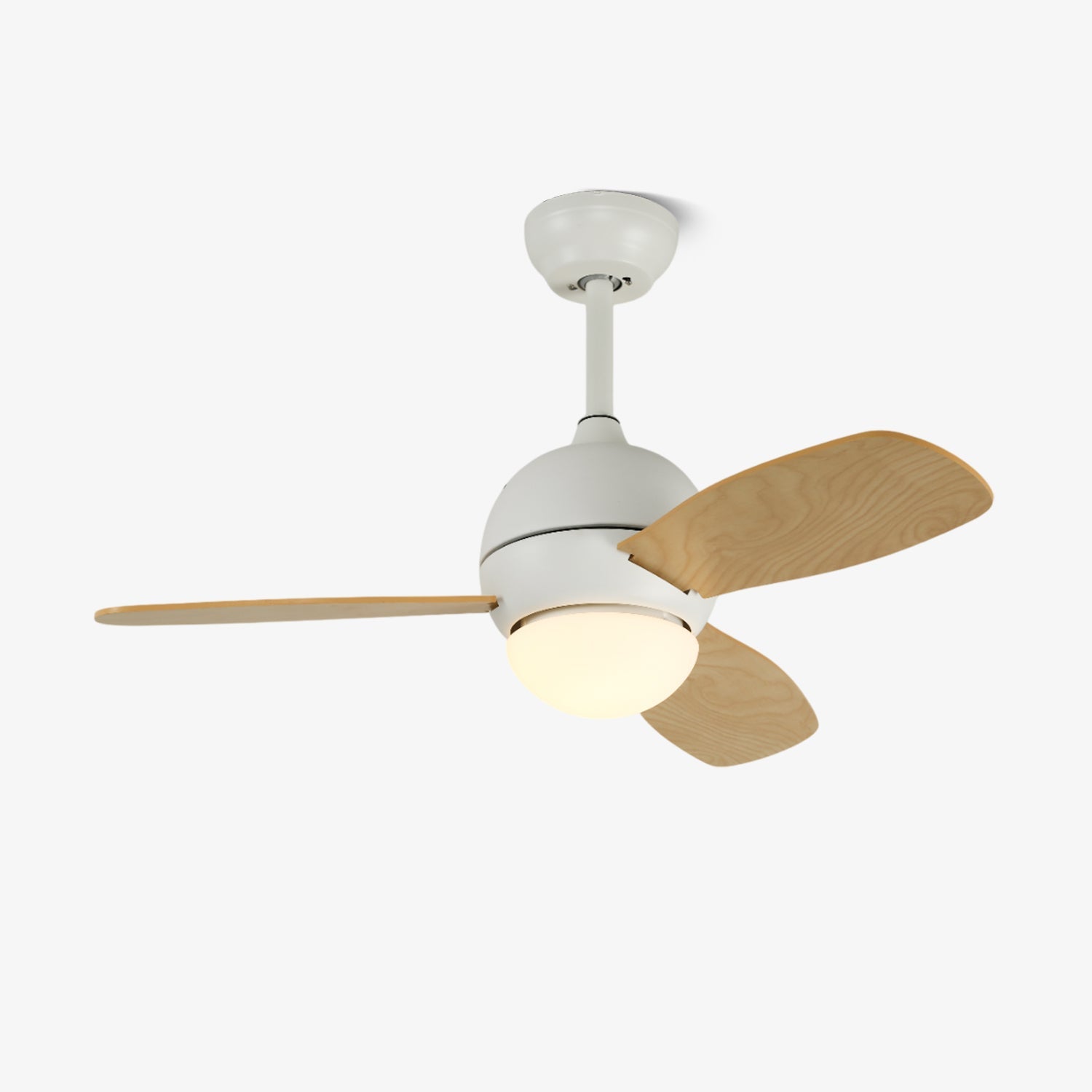 Plafoniera ventilatore Vevo minimalista in legno bianco, vista frontale, in una stanza moderna.