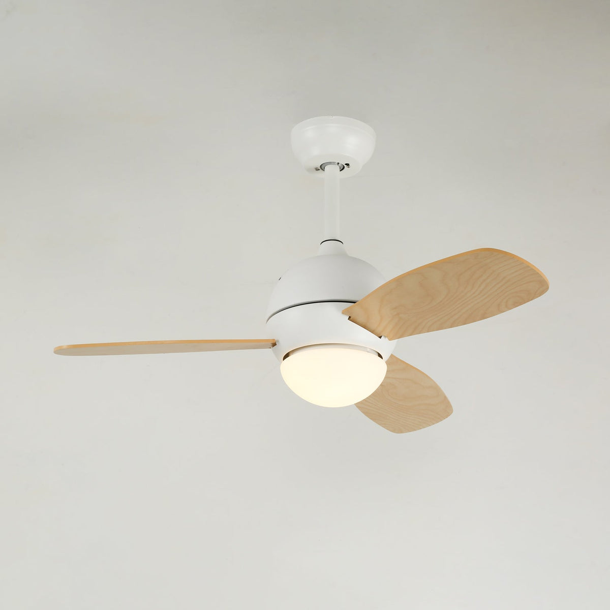 Plafoniera ventilatore Vevo da un'angolazione diversa, che evidenzia il suo sottile stelo.