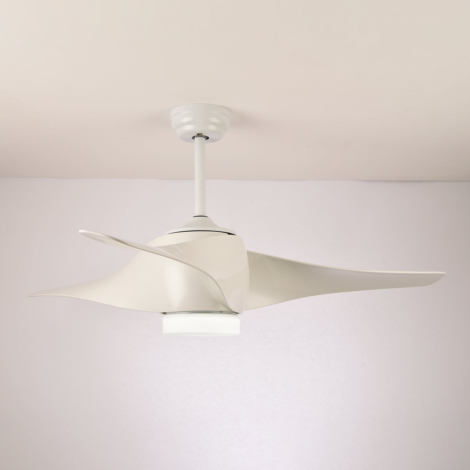 Vista dettagliata del paralume in acrilico del ventilatore da soffitto con luce AeroGlow