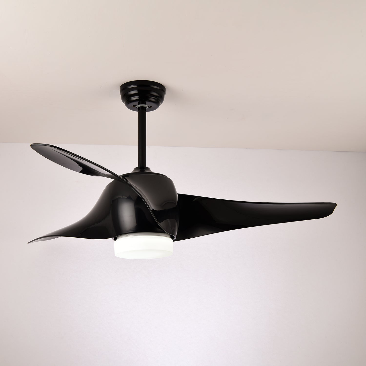 Vista laterale del ventilatore da soffitto con luce AeroGlow, che evidenzia il suo profilo sottile