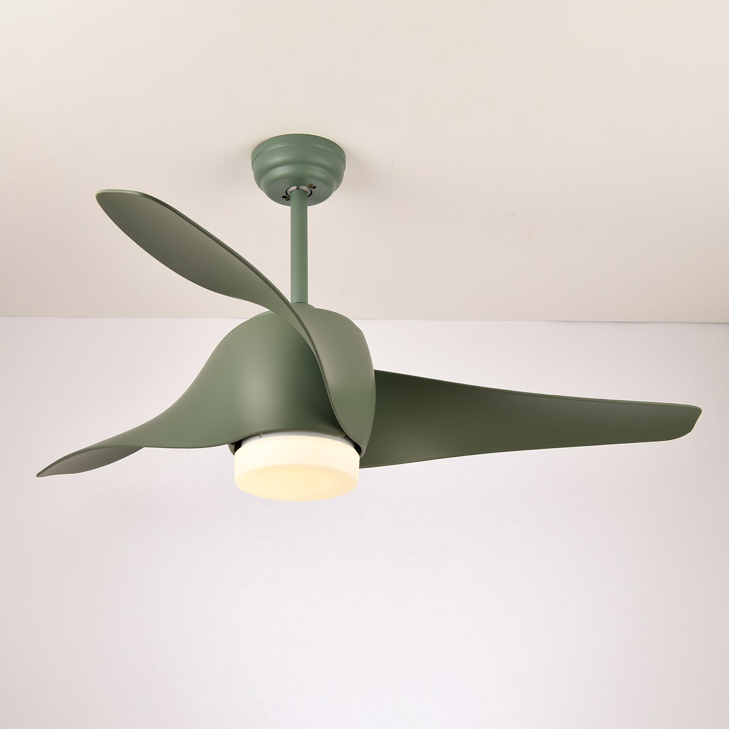 Schema che mostra le dimensioni del ventilatore da soffitto con luce AeroGlow (Dia 132cm x H 30cm)