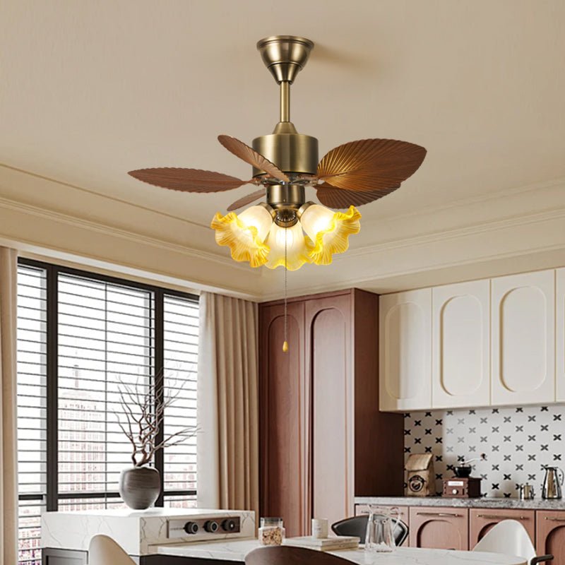 Ventilatore da Soffitto Gulliver Vintage con Pale a Foglia, vista angolata che mostra pale e luce