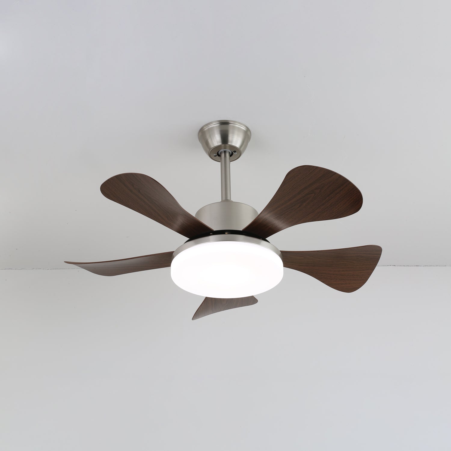 Ventilatore da soffitto moderno in legno con luce installato in una stanza contemporanea