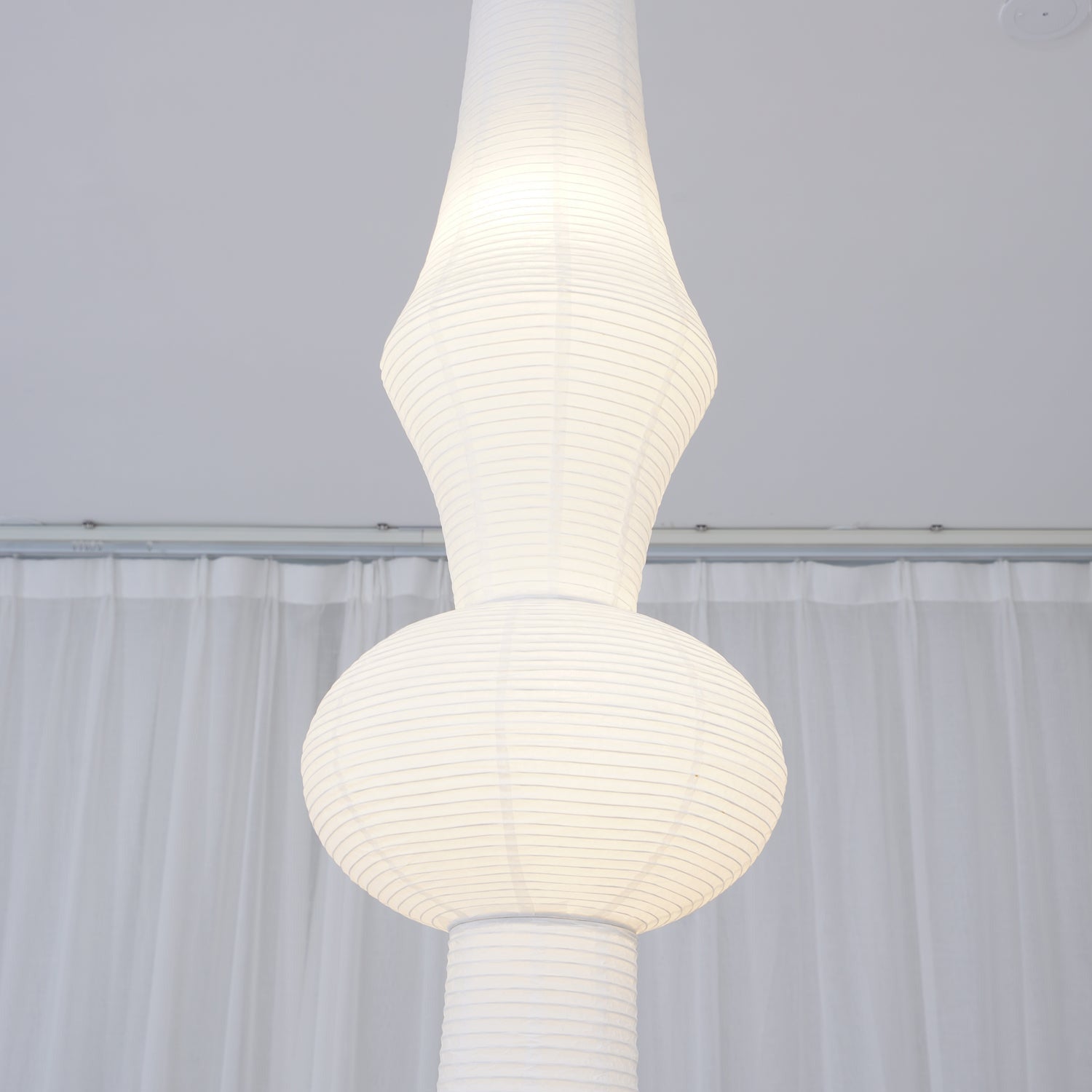 Ritta Lampada a Sospensione Verticale Scultorea in Carta