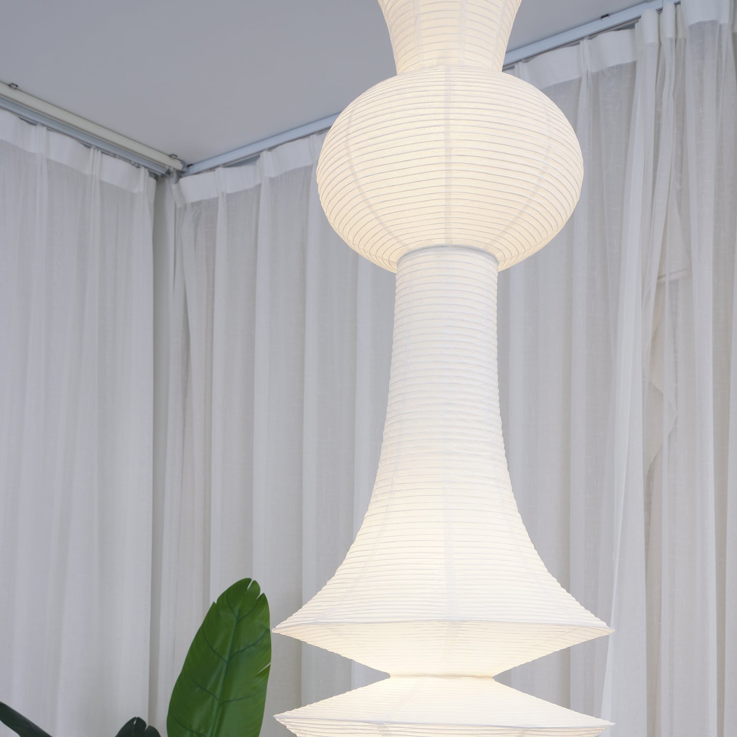 Ritta Lampada a Sospensione Verticale Scultorea in Carta