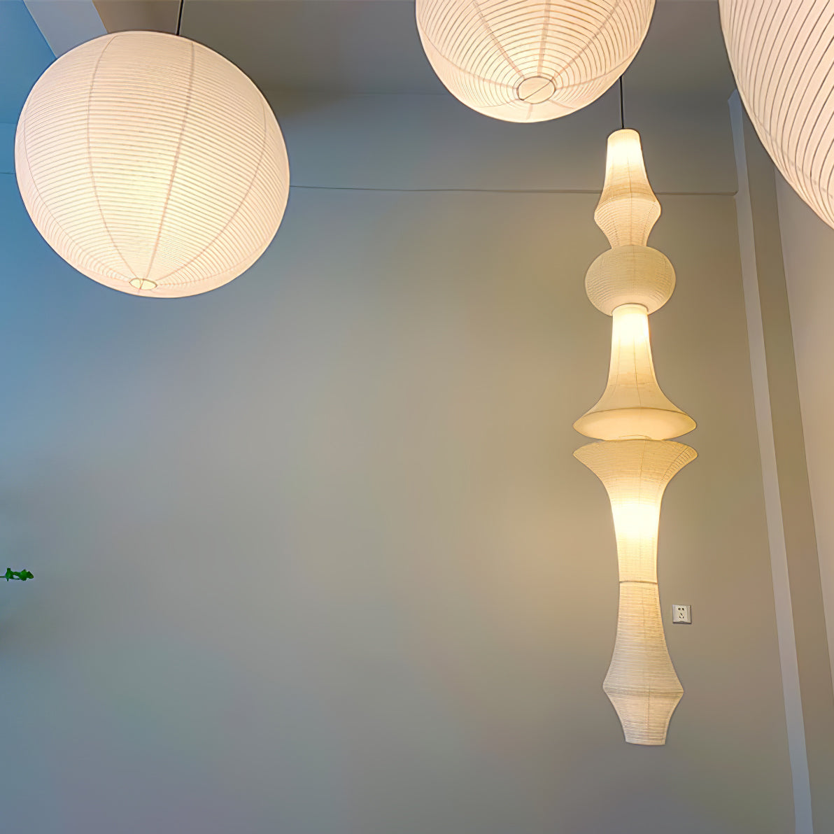 Ritta Lampada a Sospensione Verticale Scultorea in Carta