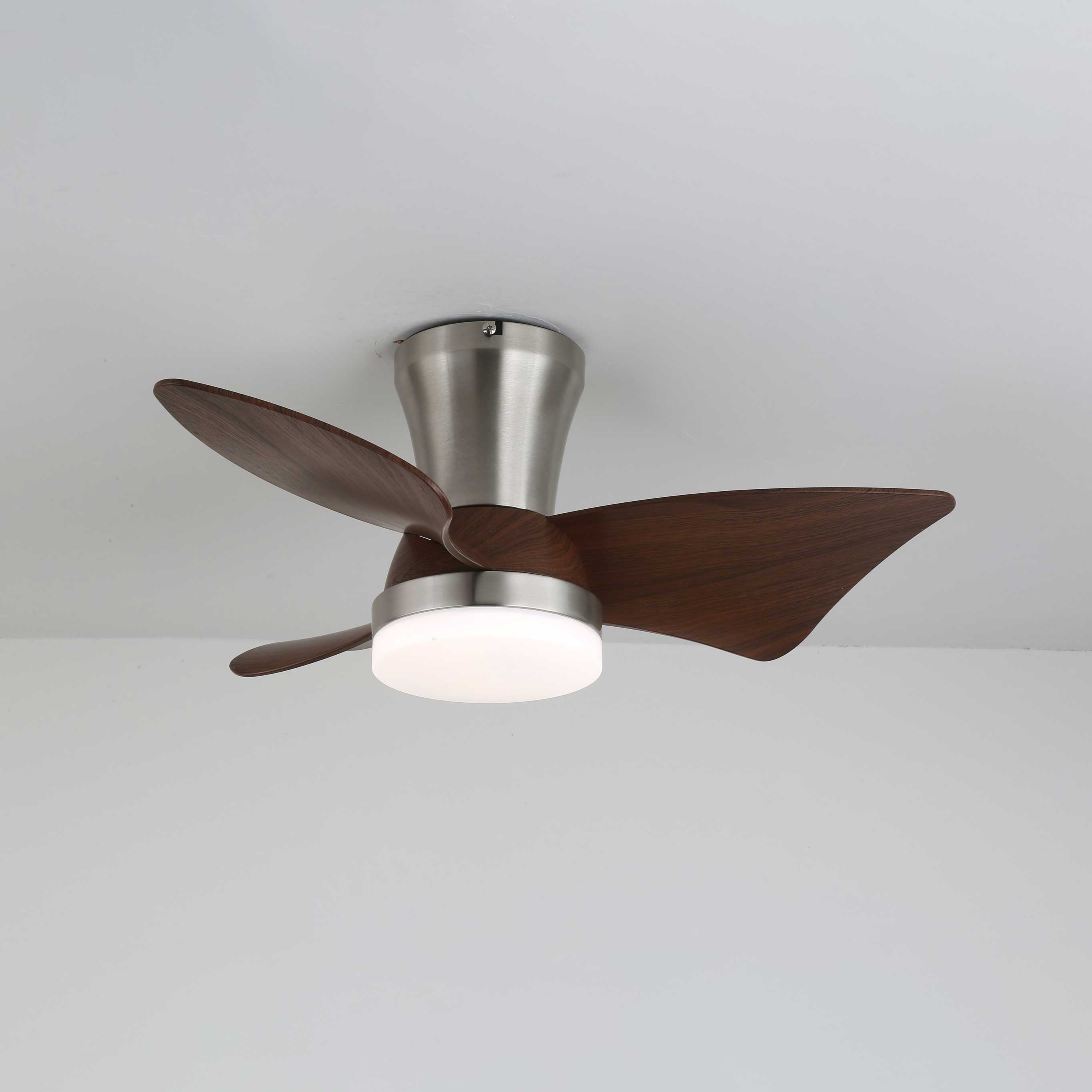 Ventilatore da soffitto Caspian con luce LED integrata accesa.