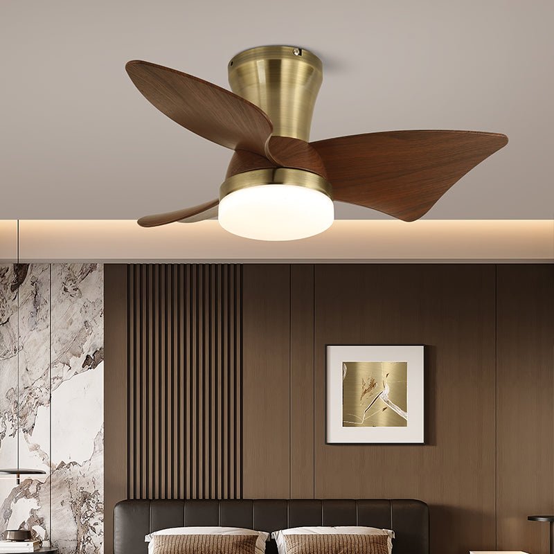 Dettaglio della struttura in metallo e del paralume in acrilico del ventilatore da soffitto Luvora con luce