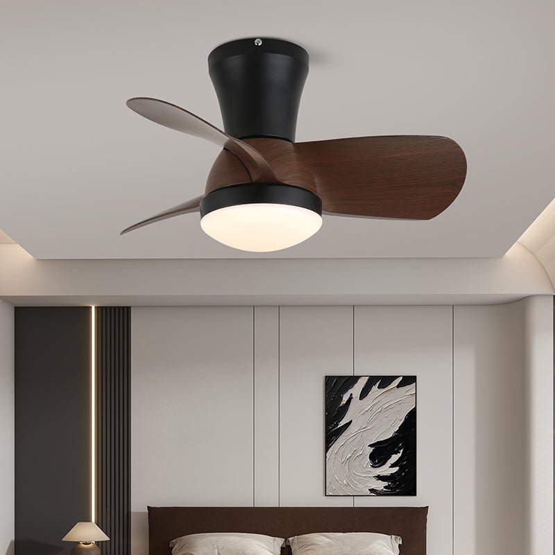 Primo piano delle pale in legno di noce del ventilatore da soffitto Luvora con luce