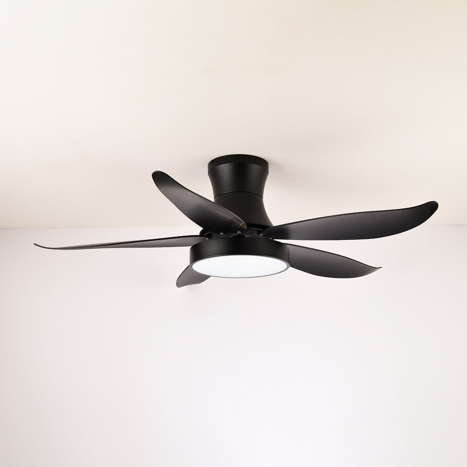 Vista laterale del ventilatore da soffitto Jada Moderno Nero con luce