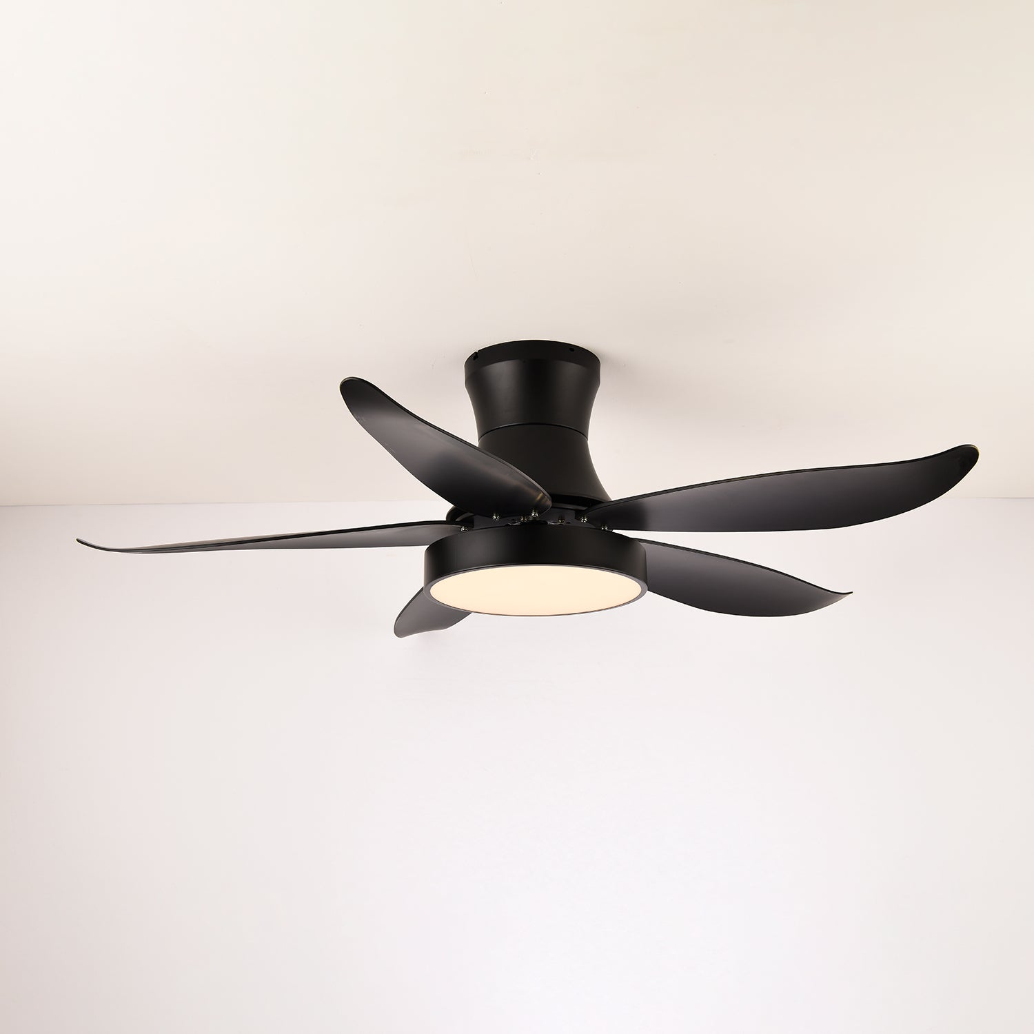 Primo piano del ventilatore da soffitto Jada Nero con luce LED integrata