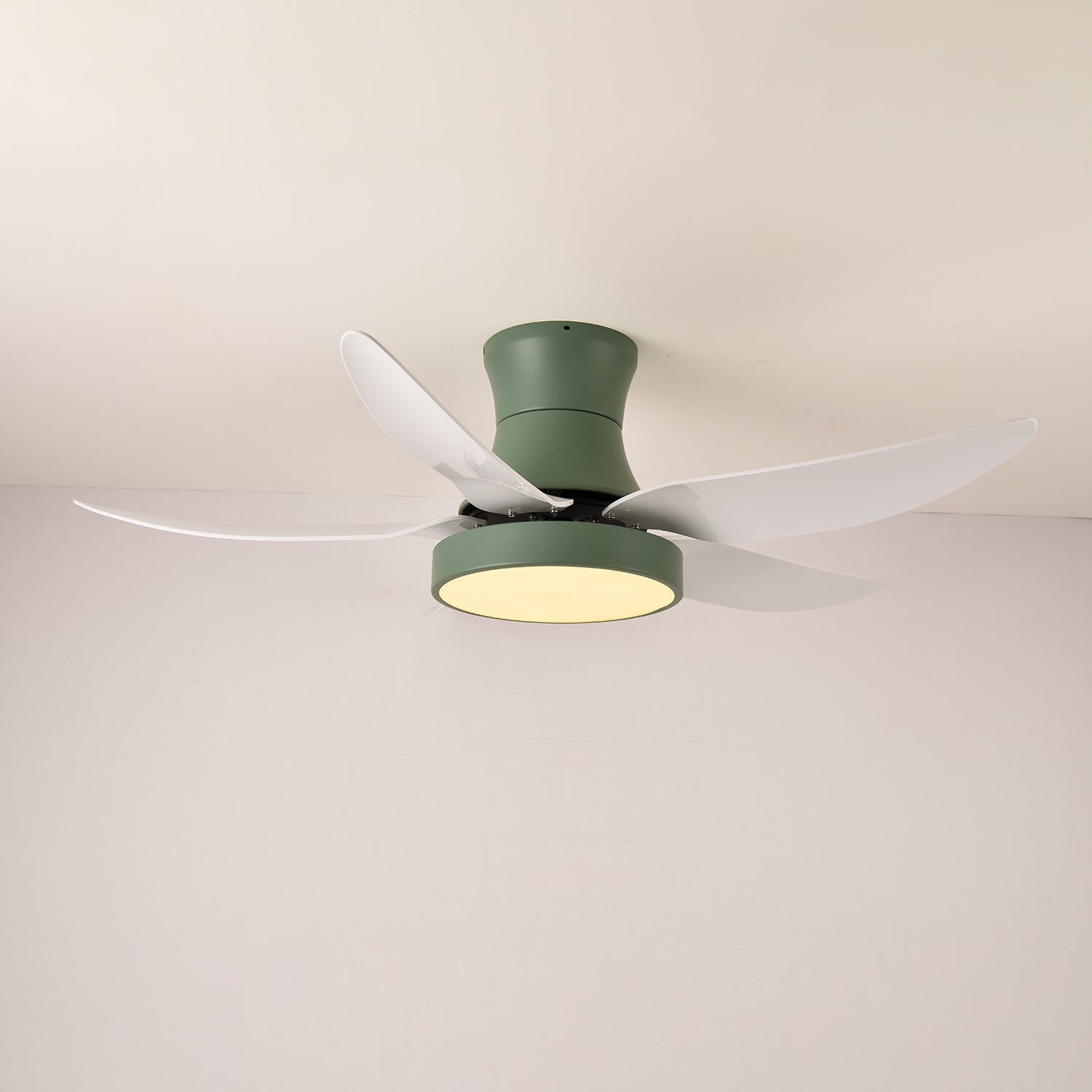 Dettaglio della struttura in metallo del ventilatore da soffitto Jada Nero con luce
