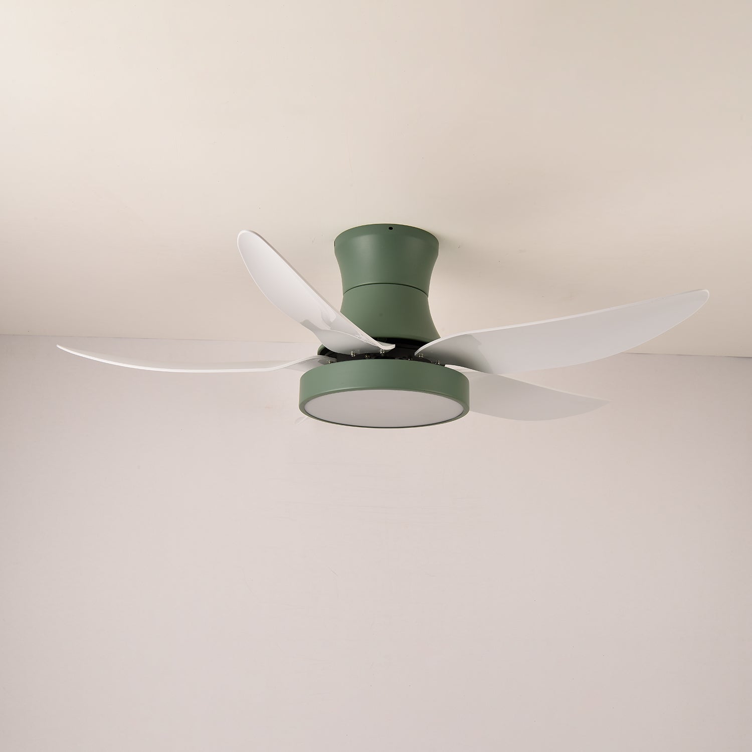 Ventilatore da soffitto Jada Nero con luce in un ambiente camera da letto
