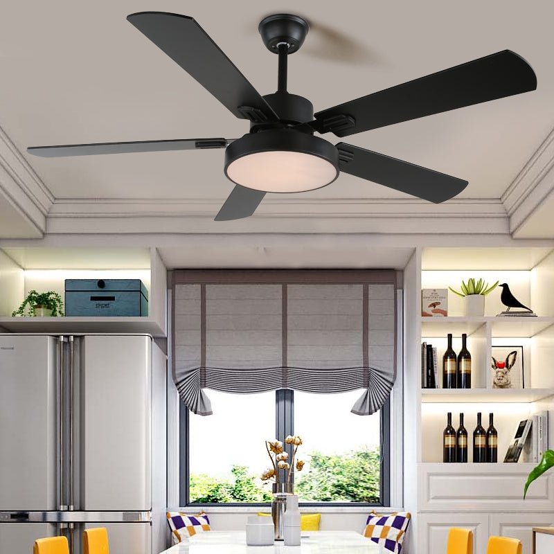 Profilo laterale del ventilatore da soffitto Aerilux moderno in legno.