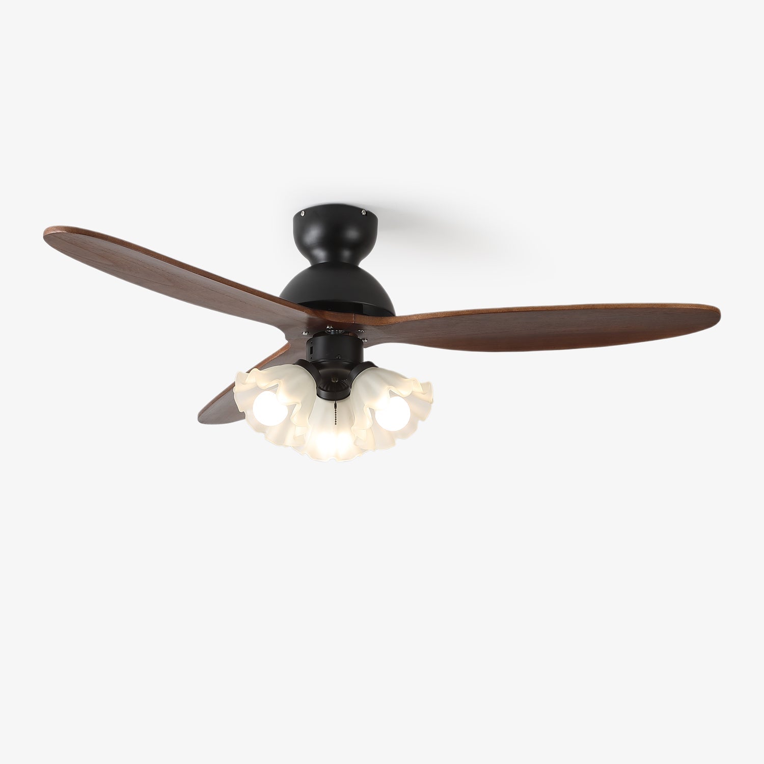 Ventilatore da Soffitto con Luce Novrik Air con pale color noce e diffusore in vetro bianco.