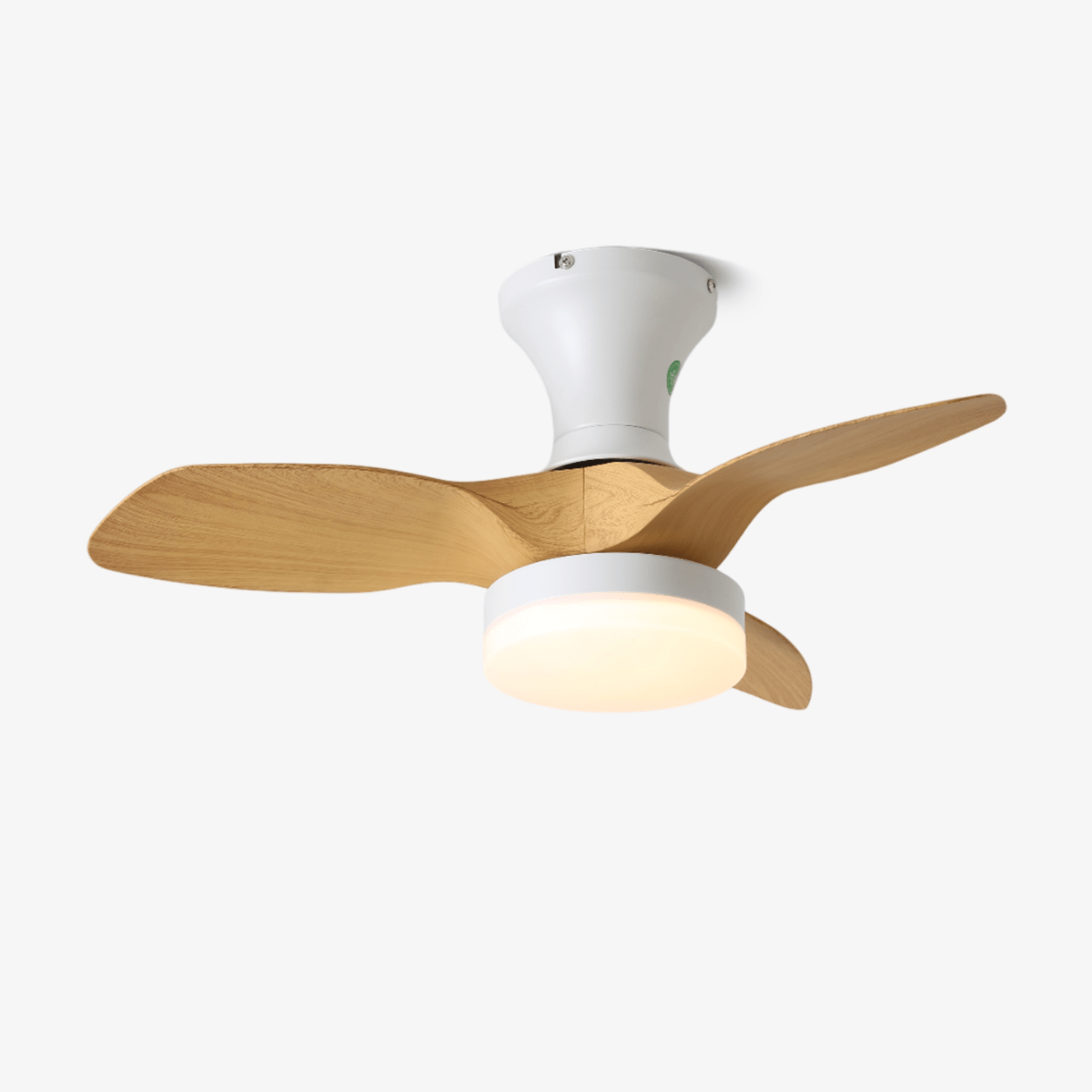 Ventilatore da soffitto Nora minimalista in legno bianco con luce, ambientato in un soggiorno moderno.