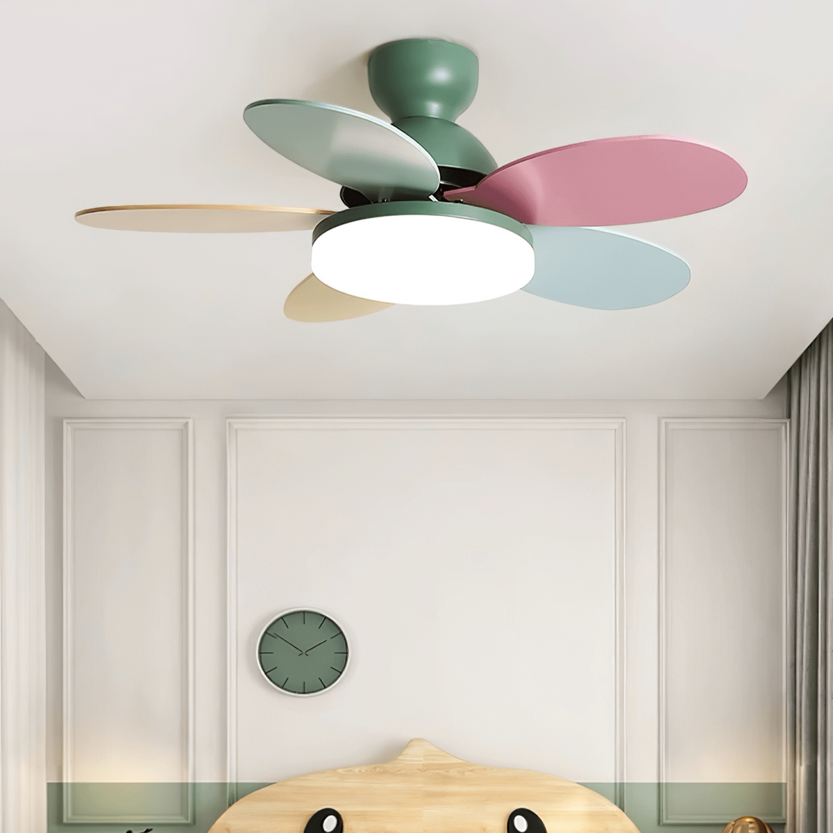 Ventilatore da soffitto con luce Liora per bambini, che dimostra il voltaggio AC 110-240V