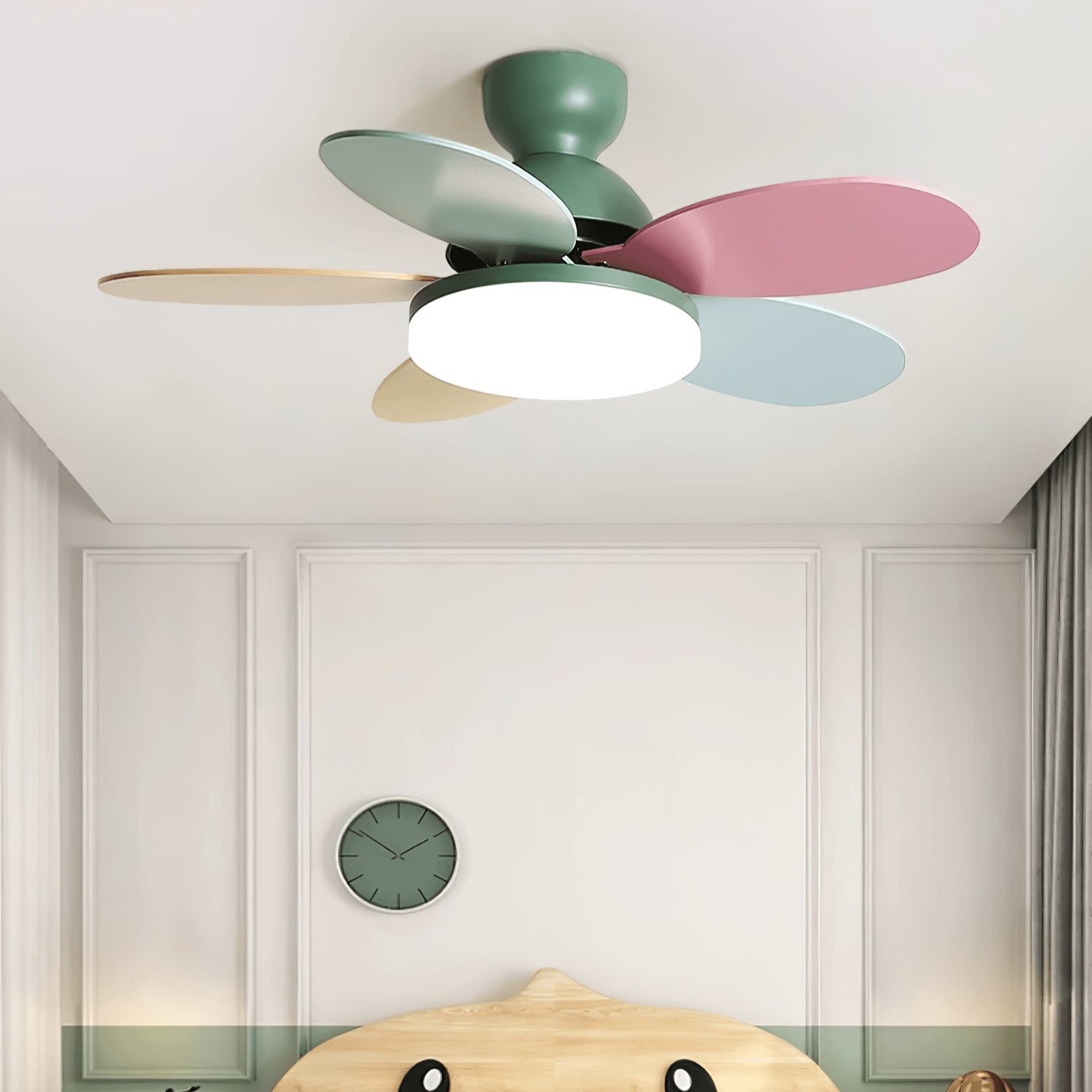 Primo piano del diffusore in vetro colorato sul ventilatore da soffitto Liora