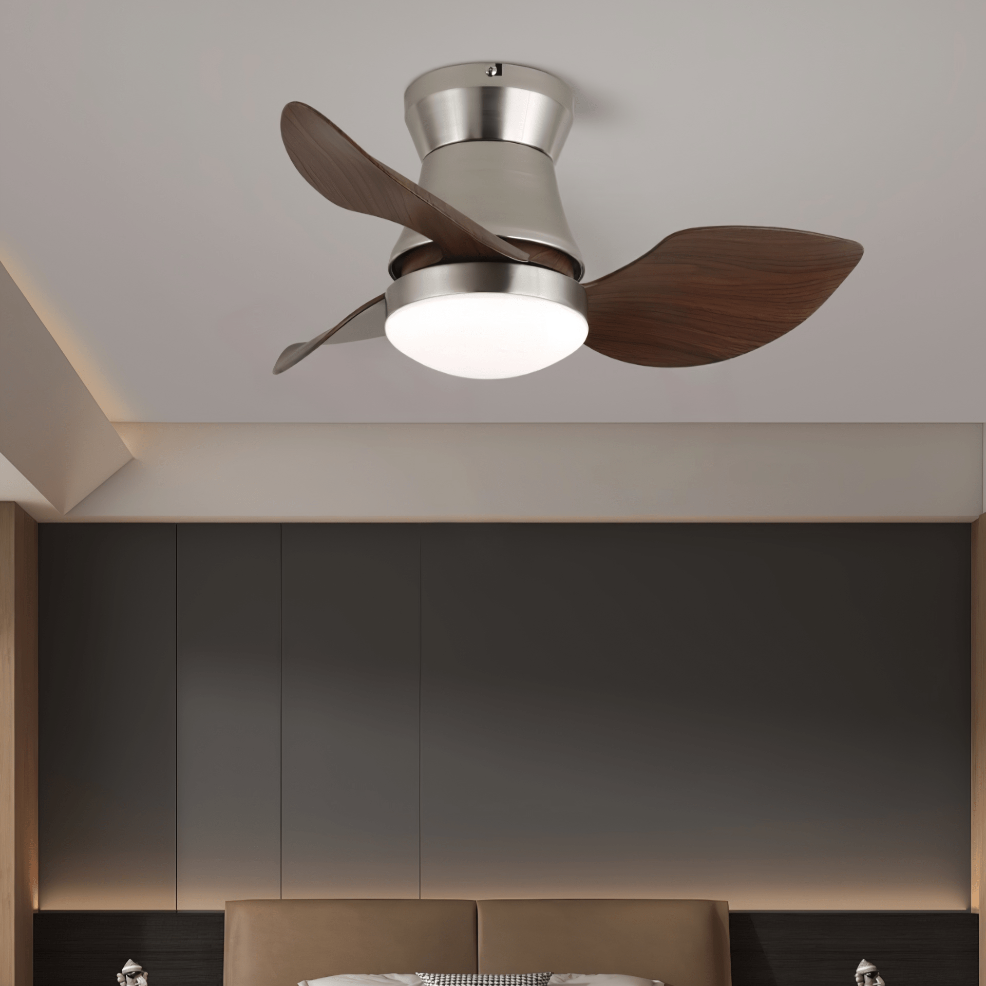 Vista ravvicinata del Ventilatore da Soffitto Airlume con Luce e pale in Legno di Noce.
