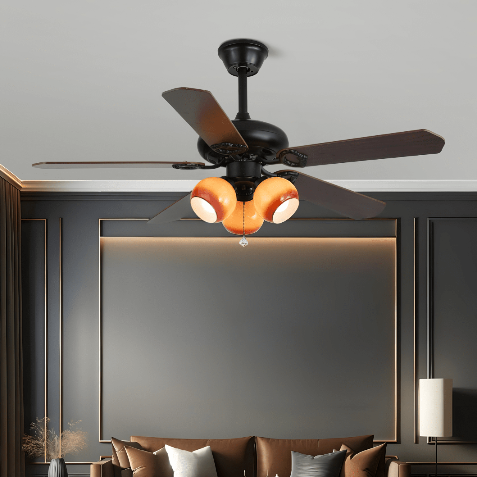 Ventilatore da soffitto Calviera vintage in legno e vetro che illumina una camera da letto