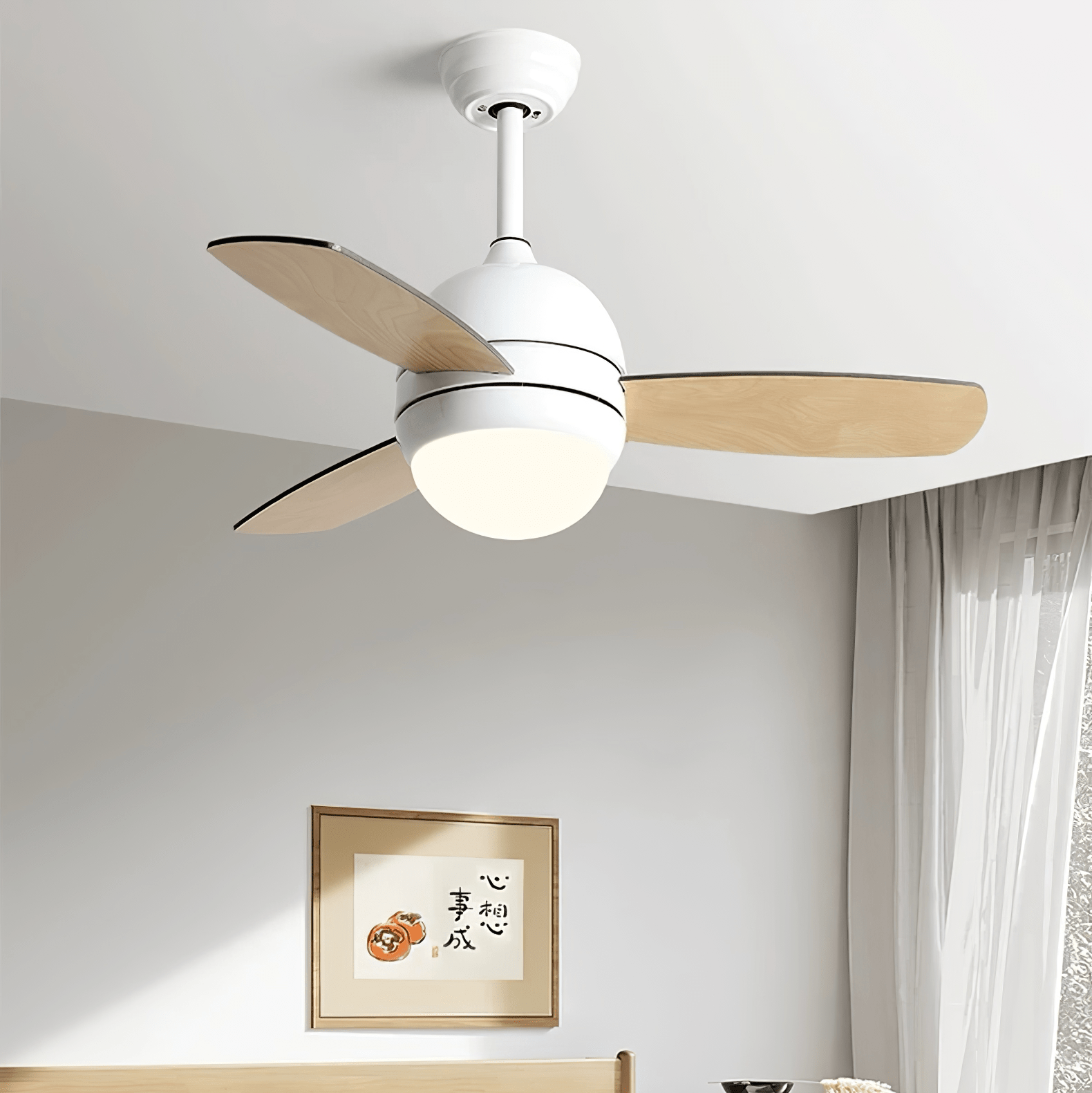 Primo piano della plafoniera ventilatore Vevo che mostra le pale in legno bianco e il nucleo LED.