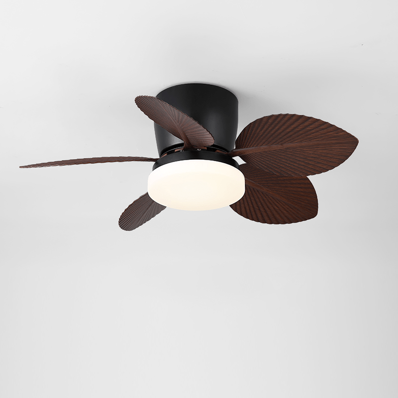 Ventilatore da soffitto con luce Qilv Breeze installato in un soggiorno moderno
