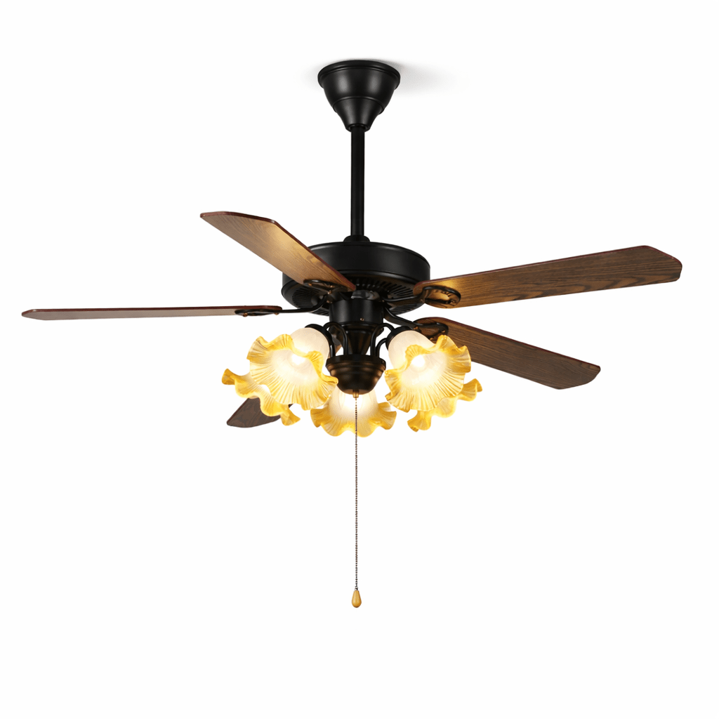 Primo piano dei dettagli e dei materiali del ventilatore da soffitto Theodore Vintage con luce