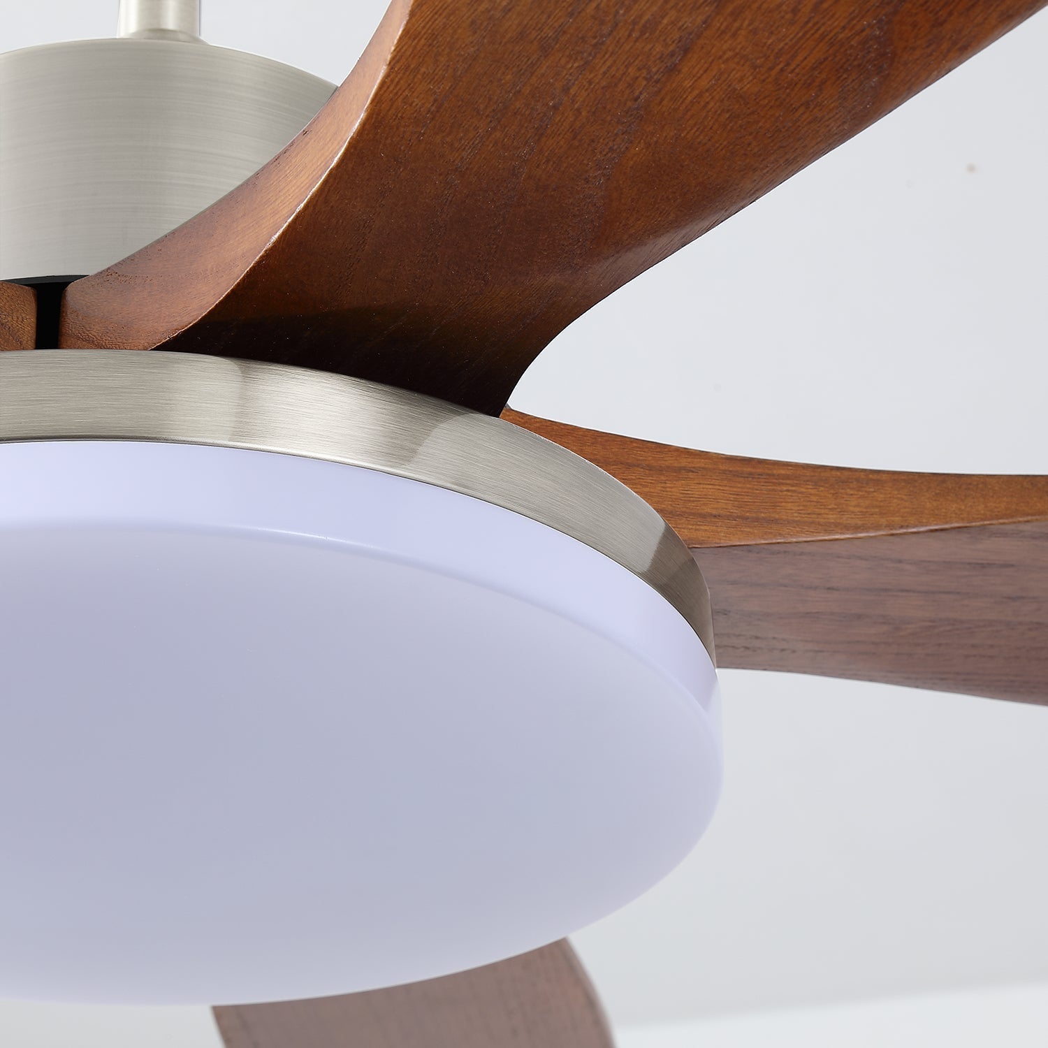 Vista angolata del ventilatore da soffitto Orvian in legno con luce
