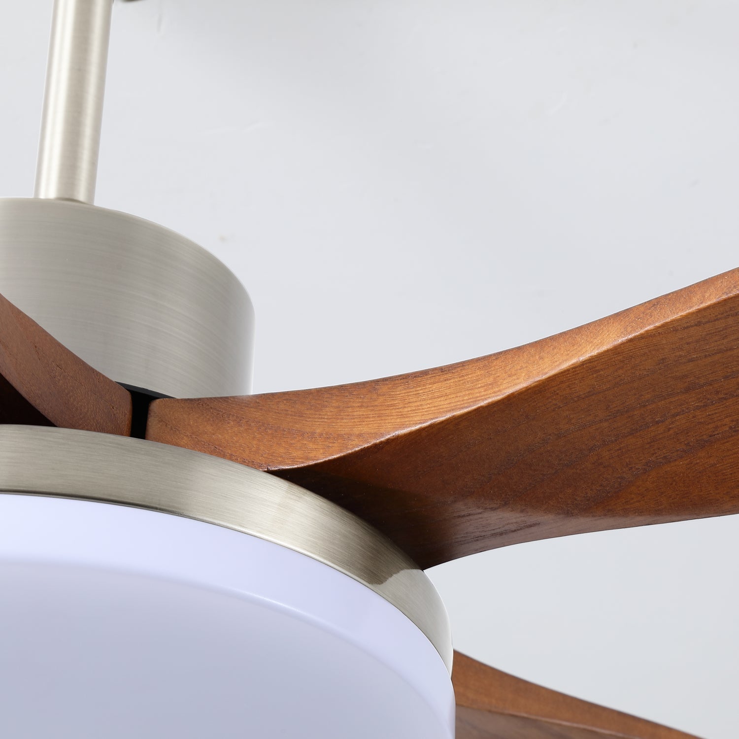 Ventilatore da soffitto Orvian moderno, che mostra il suo design elegante